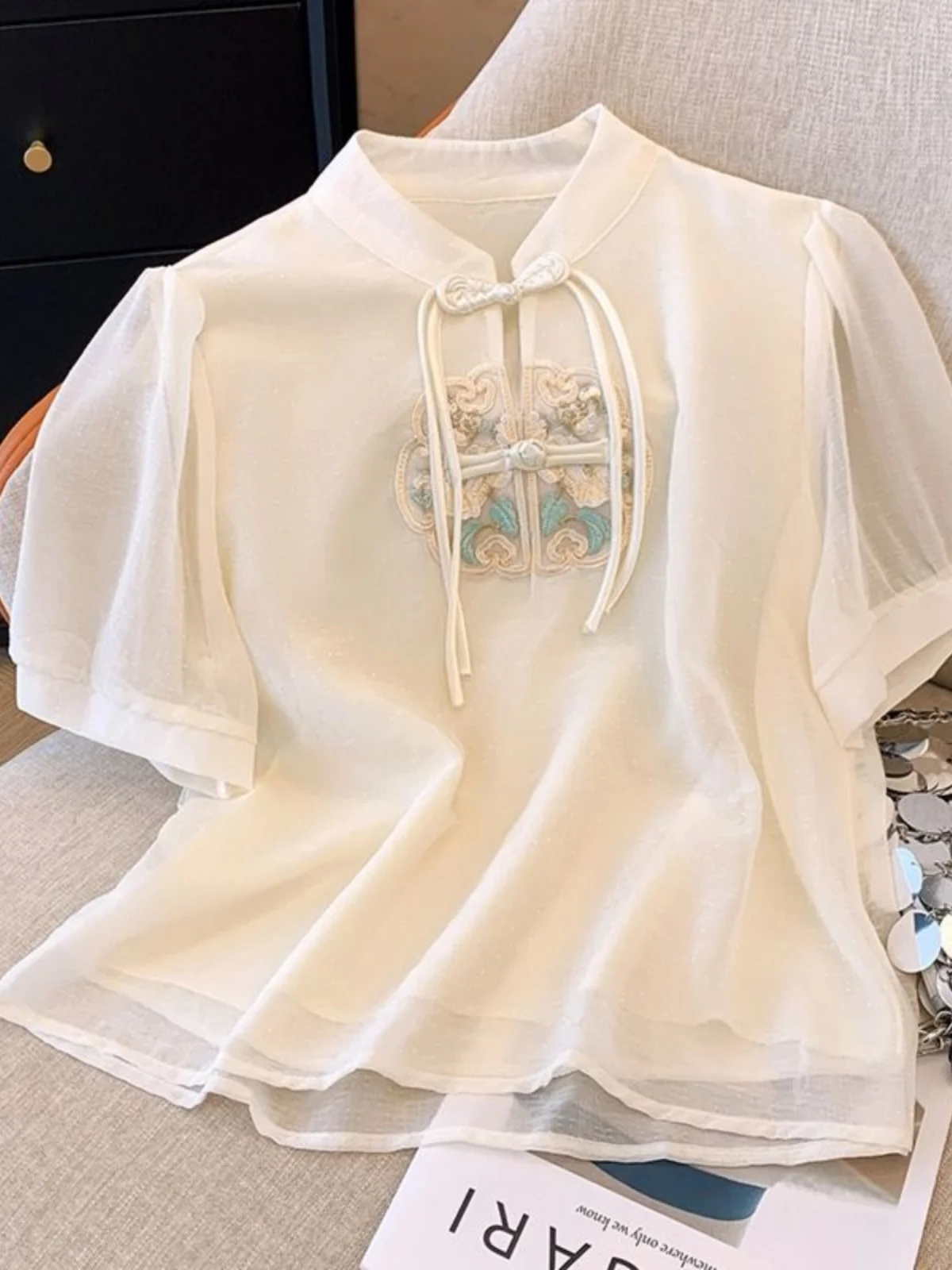 Новая шифоновая рубашка в китайском стиле с вышивкой, женская весенне-летняя рубашка свободного кроя, однотонная, повседневная, модная
Новая шифоновая рубашка в китайском стиле с вышивкой, женская весенне-летняя рубашка свободного кроя, однотонная, повседневная, модная