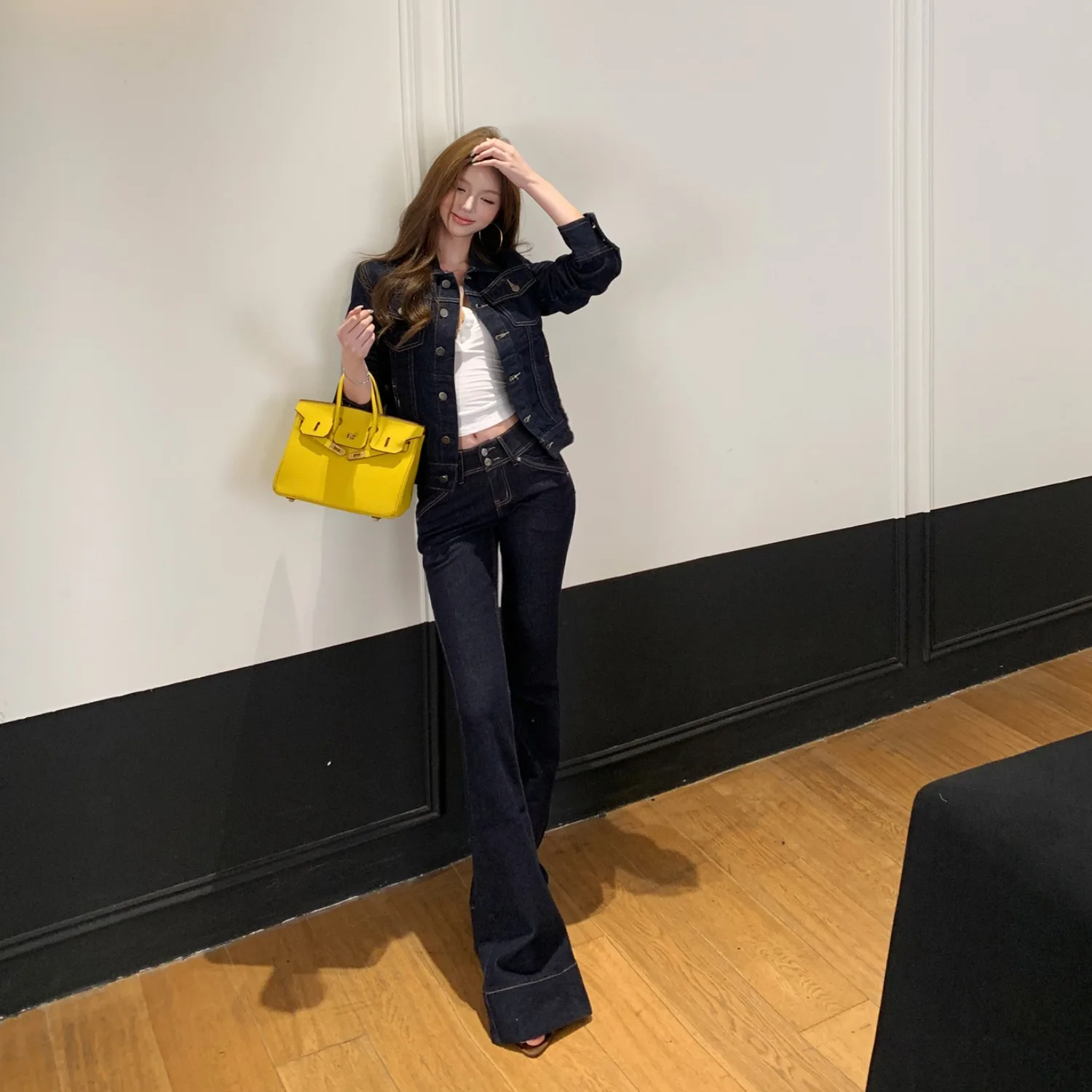 Осень 2025 джинсовый комплект в Корейском стиле, высококачественное облегающее верхнее пальто, брюки-клеш, модный костюм из двух предметов, винтажный костюм
Осень 2025 джинсовый комплект в Корейском стиле, высококачественное облегающее верхнее пальто, брюки-клеш, модный костюм из двух предметов, винтажный костюм