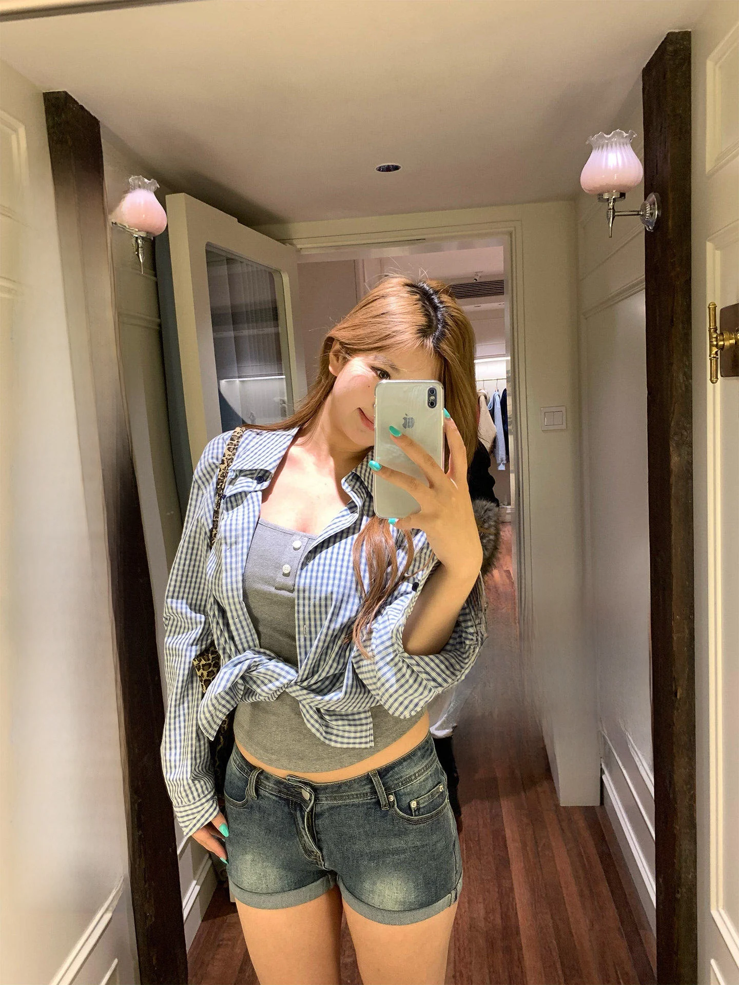 Low-Waist Distressed Denim Shorts for plus Size Women Sexy Whisker Wash Spring Summer Casual Fitting Cotton Blend
Low-Waist Distressed Denim Shorts for plus Size Women Sexy Whisker Wash Spring Summer Casual Fitting Cotton Blend