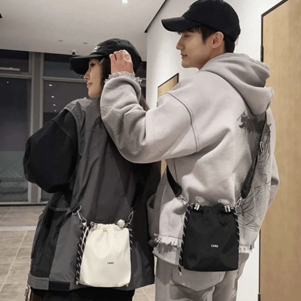 Черная сумка-ведро в корейском стиле на шнурке, портативная сумка на одно плечо INS, роскошные нейлоновые модные сумки через плечо для улицы
Черная сумка-ведро в корейском стиле на шнурке, портативная сумка на одно плечо INS, роскошные нейлоновые модные сумки через плечо для улицы