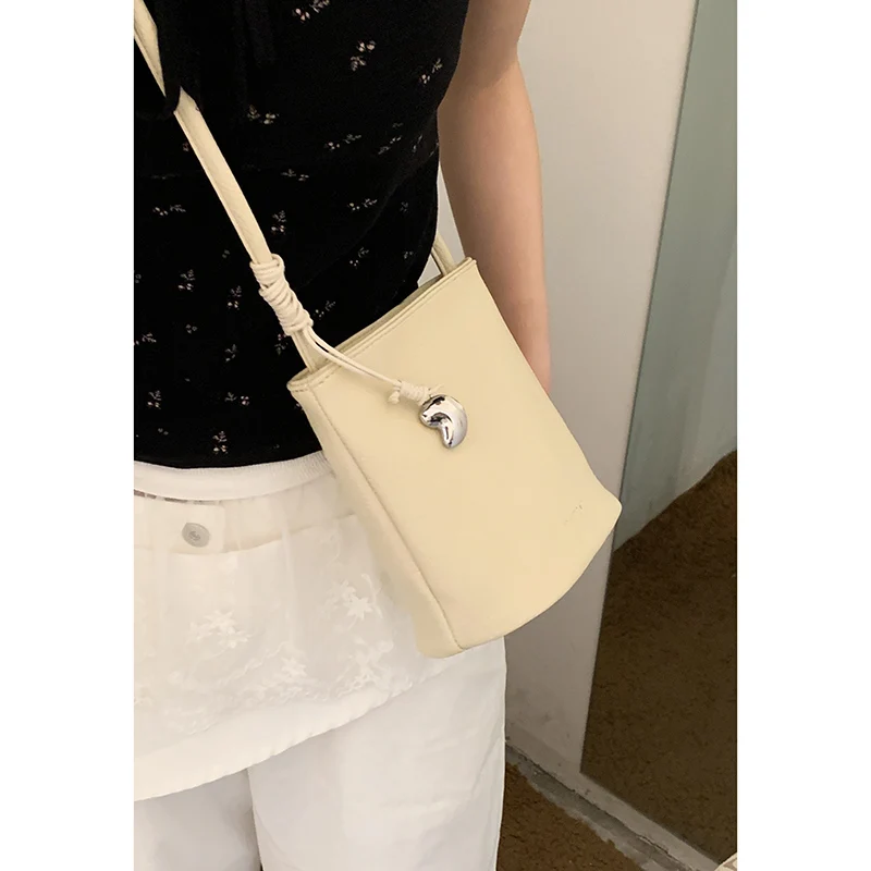 Versatile Small Bag for Women's Spring and Summer Fashion, Simple and Casual Commuting Crossbody Bag
Versatile Small Bag for Women's Spring and Summer Fashion, Simple and Casual Commuting Crossbody Bag
