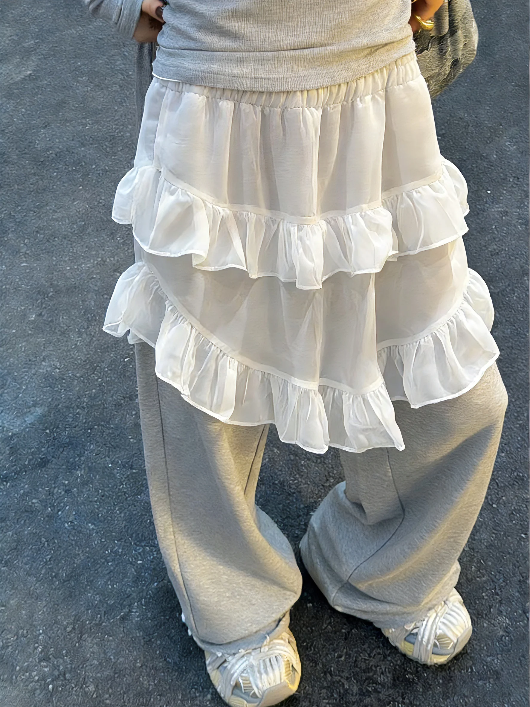 Женская короткая юбка с высокой талией, весенне-осенняя, модная, свободного кроя, стройнящая, с дизайнерским акцентом, белая, с деревянными элементами и вставками.
Женская короткая юбка с высокой талией, весенне-осенняя, модная, свободного кроя, стройнящая, с дизайнерским акцентом, белая, с деревянными элементами и вставками.