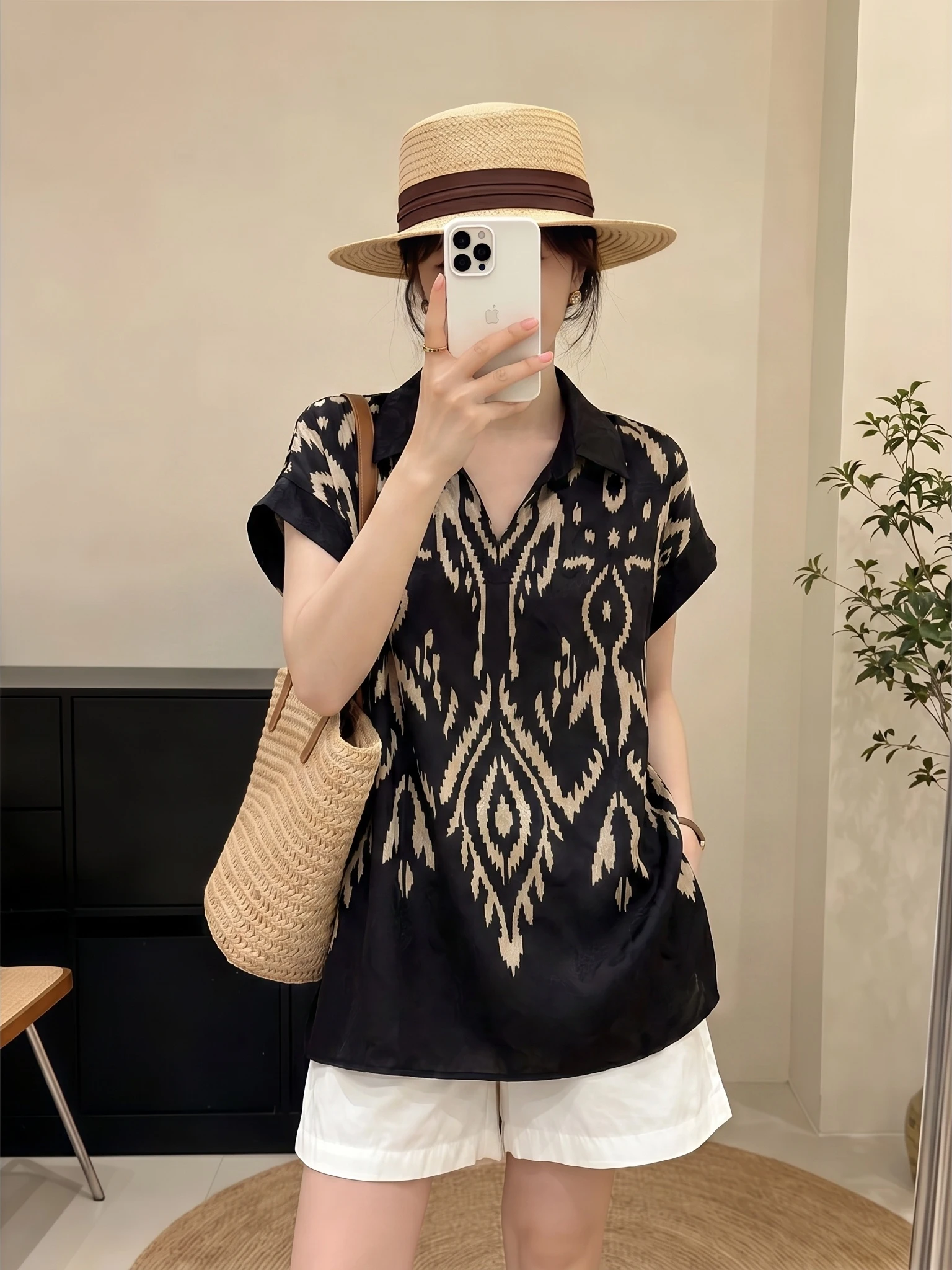 Elegant Ethnic Style Women's Shirt V-Neck Short Sleeve Loose Fit Commute Fashion Korean Version plus Size Slimming Top
Elegant Ethnic Style Women's Shirt V-Neck Short Sleeve Loose Fit Commute Fashion Korean Version plus Size Slimming Top