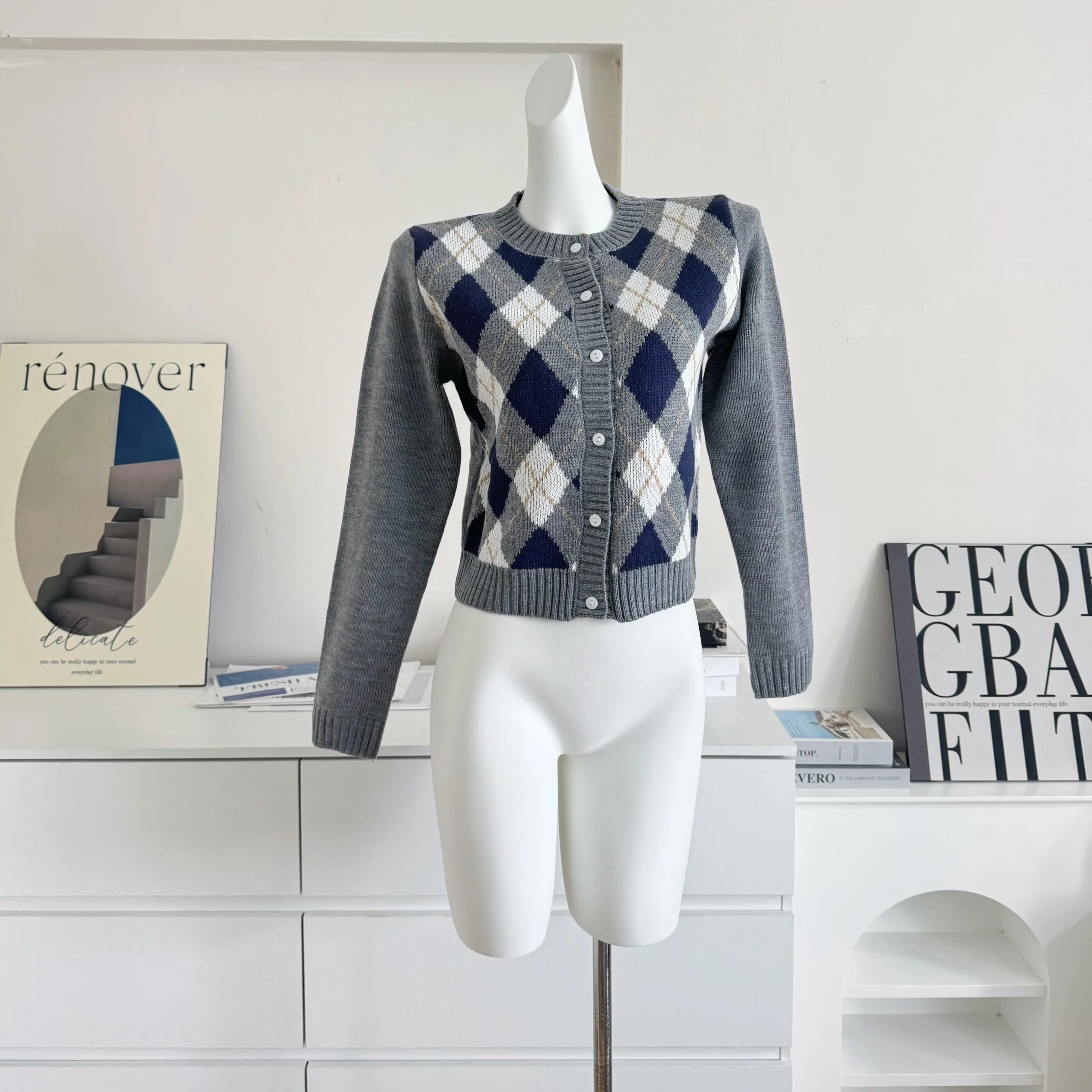 New Retro Knitted Cardigan Women Autumn Plaid Jacquard Fashion O-neck Long Sleeve Wool Sweater Casual Short Knitwear Top
New Retro Knitted Cardigan Women Autumn Plaid Jacquard Fashion O-neck Long Sleeve Wool Sweater Casual Short Knitwear Top