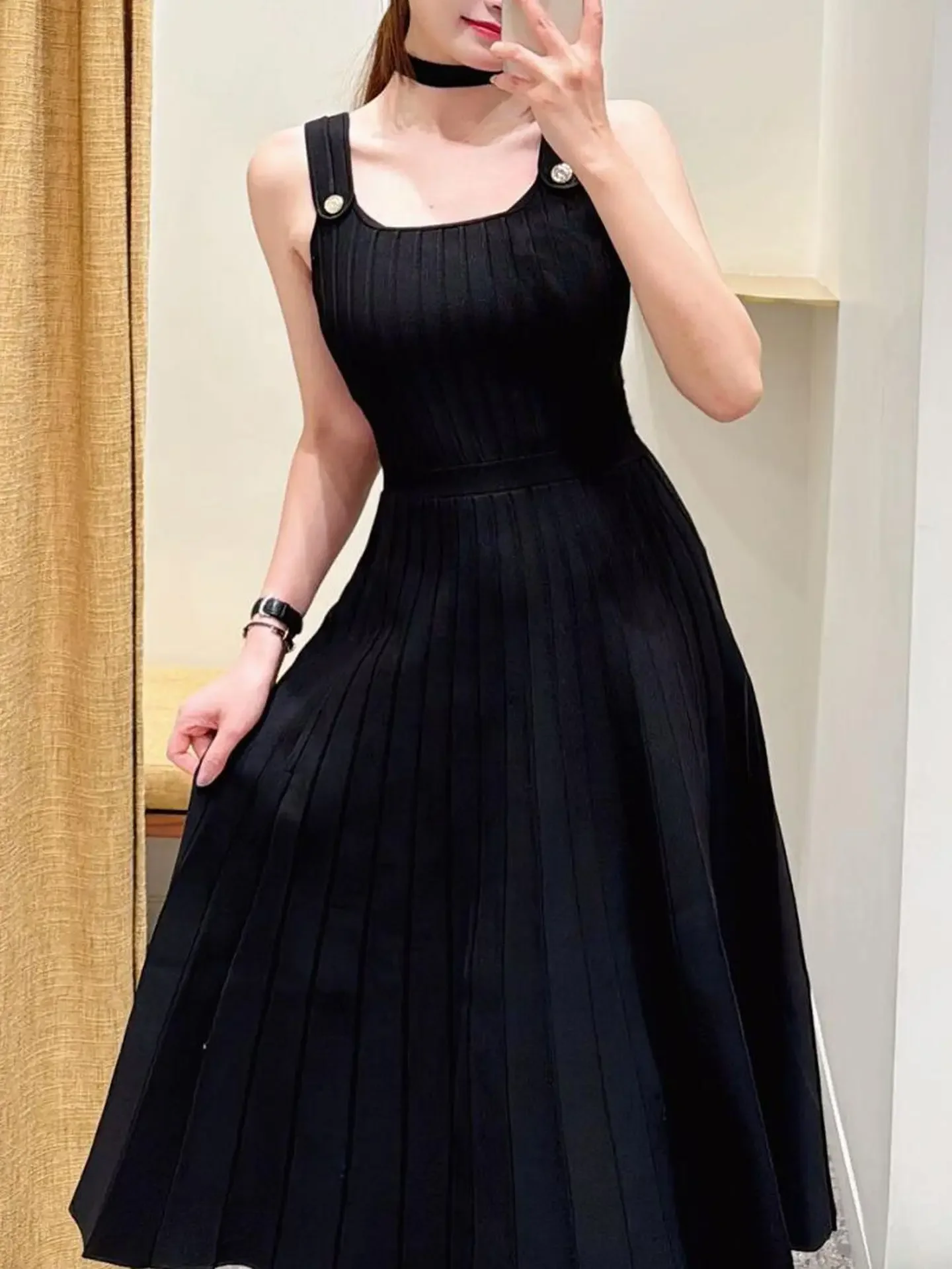 Women's black knitted suspender dress with one-shoulder neckline, office ladies elegant midi robe
Women's black knitted suspender dress with one-shoulder neckline, office ladies elegant midi robe
