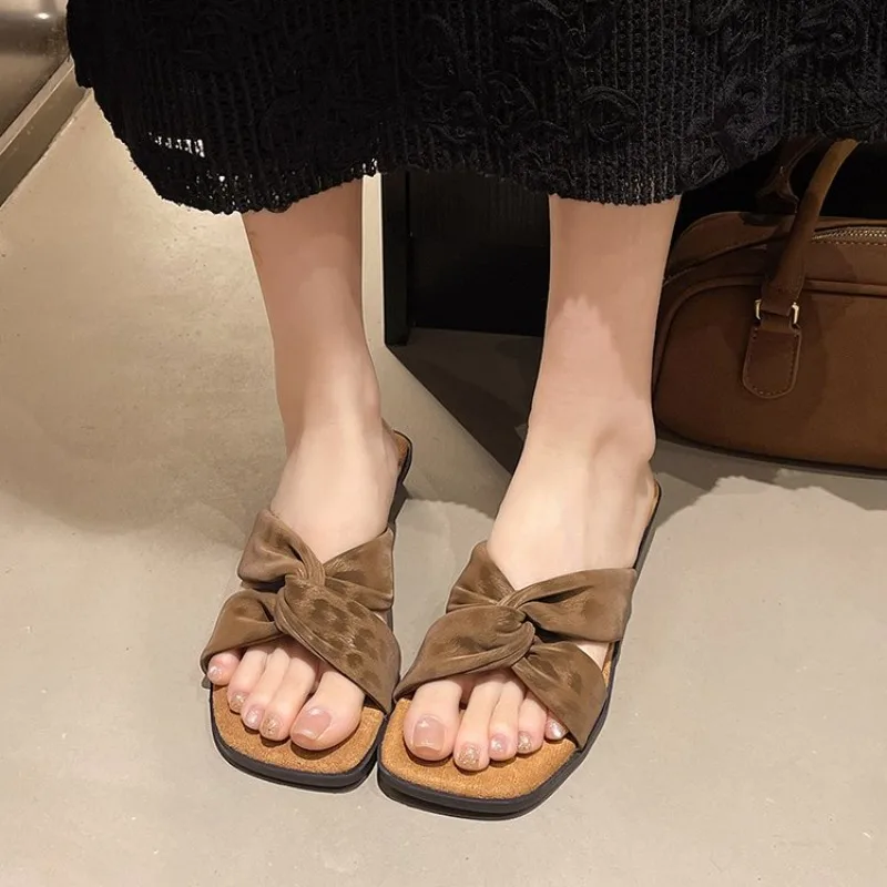 Women's Flat Slippers Summer Fashion Square Toe Slides Summer Style Casual Beach Sandals Sole Open Toe Casual Sandals
Women's Flat Slippers Summer Fashion Square Toe Slides Summer Style Casual Beach Sandals Sole Open Toe Casual Sandals