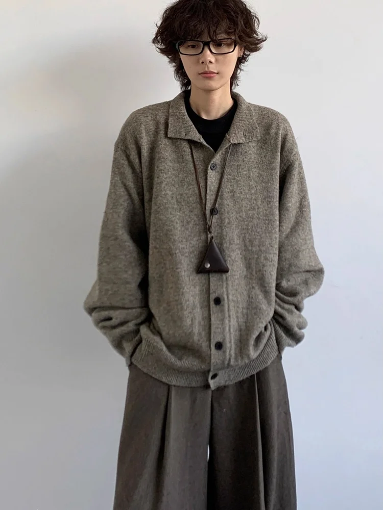 Новый осенне-зимний мужской вязаный свитер в японском ретро-стиле с воротником, повседневный свободный кардиган-пальто из полиэфирного волокна
Новый осенне-зимний мужской вязаный свитер в японском ретро-стиле с воротником, повседневный свободный кардиган-пальто из полиэфирного волокна