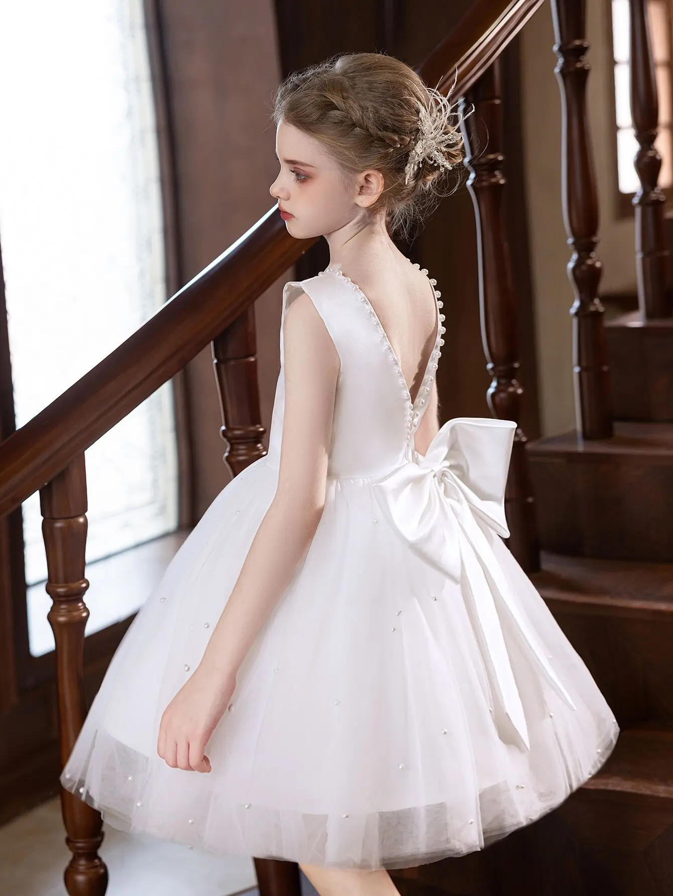 Elegant White Short Dress with Bow-back Design and Shaggy Gauze Material for Girls' Birthday Parties
Elegant White Short Dress with Bow-back Design and Shaggy Gauze Material for Girls' Birthday Parties