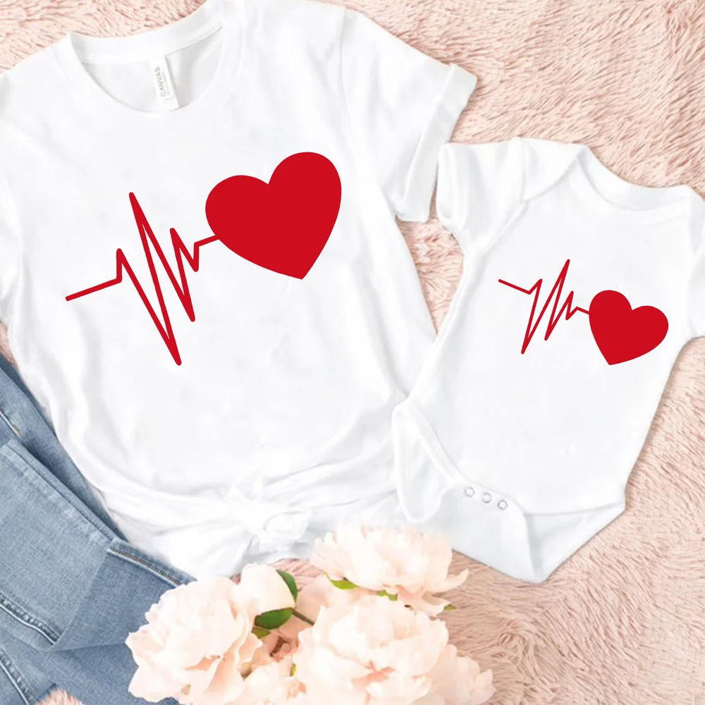 Семейный комплект одежды с принтом LOVE, футболка + детский комбинезон, Семейный комплект с коротким рукавом, Одинаковая одежда для мамы и ребенка
Семейный комплект одежды с принтом LOVE, футболка + детский комбинезон, Семейный комплект с коротким рукавом, Одинаковая одежда для мамы и ребенка