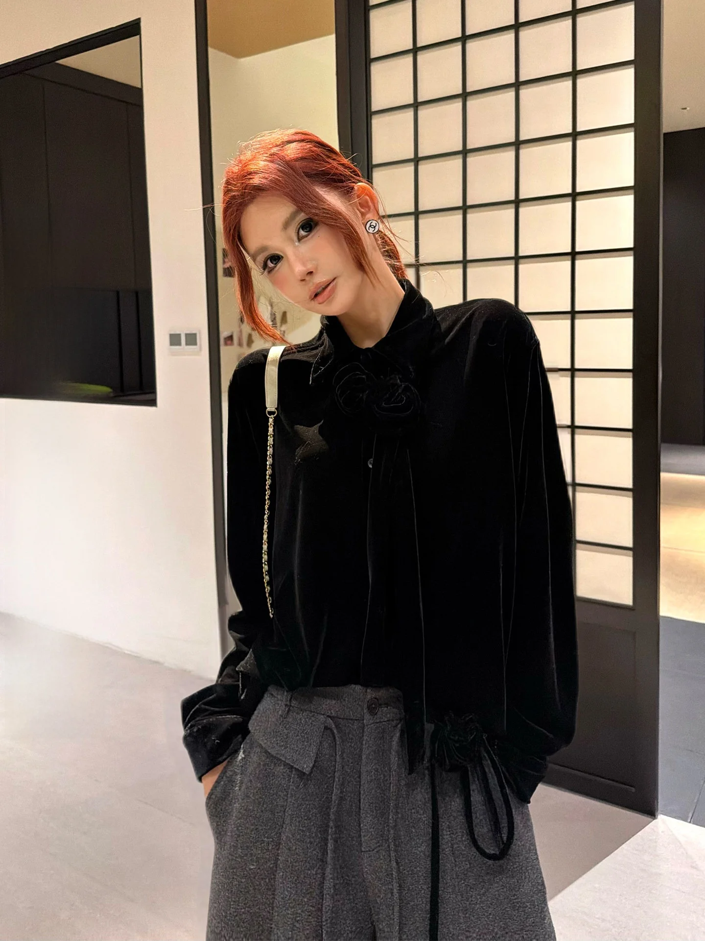 Li Wan Jun Elegant Velvet Long Sleeve Women's Top with 3D Flower Design Loose Fit Early Spring High-End Design Sense
Li Wan Jun Elegant Velvet Long Sleeve Women's Top with 3D Flower Design Loose Fit Early Spring High-End Design Sense