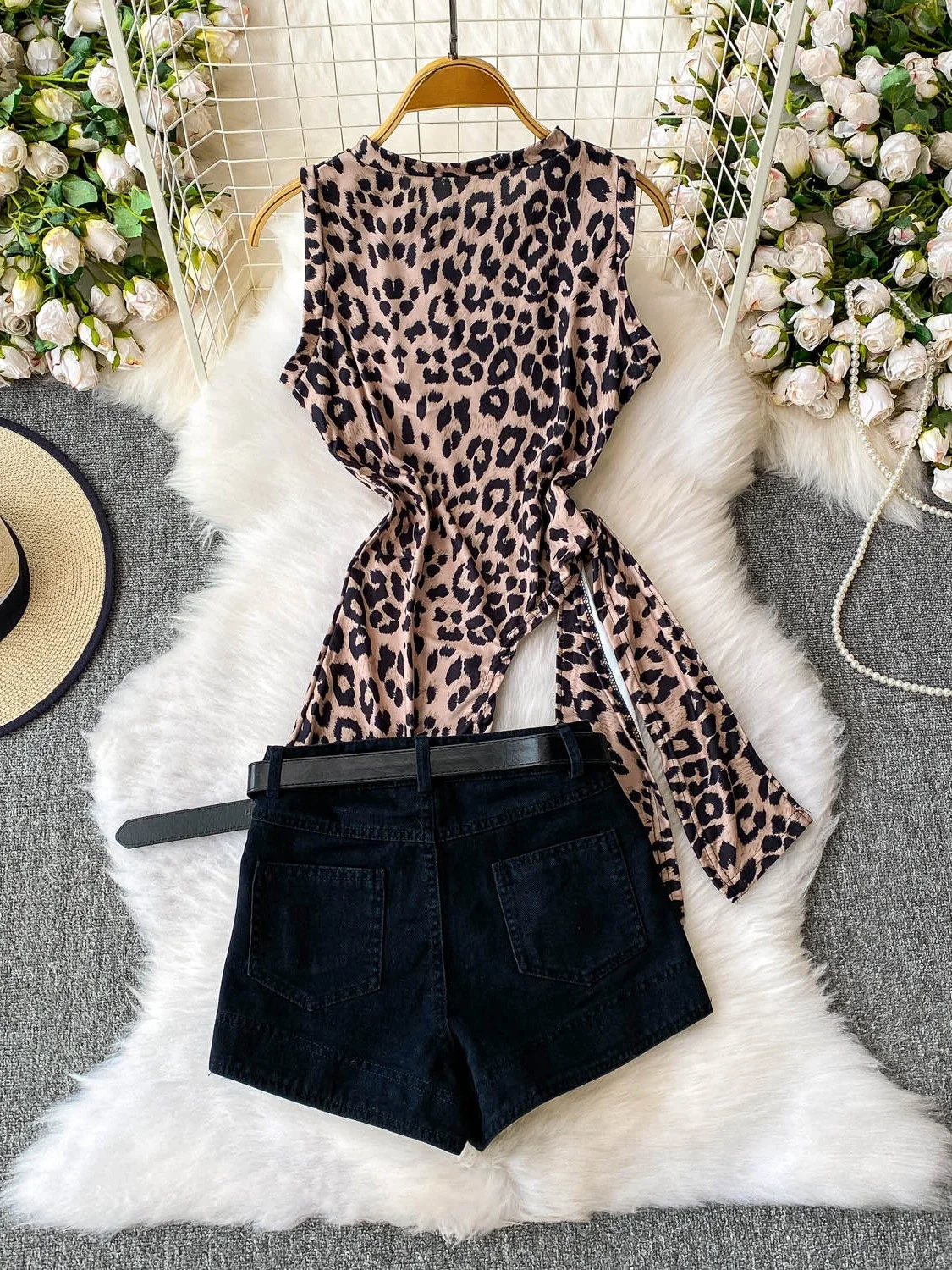 American Sle Leopard Print Svel Vest Women's Summer Design Belted Split Top Bot Set Denim orts Faionable Ensemble
American Sle Leopard Print Svel Vest Women's Summer Design Belted Split Top Bot Set Denim orts Faionable Ensemble