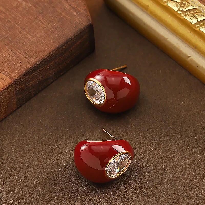 Fashionable and exquisite zircon inlaid enamel drop glaze Ancora red drop-shaped bean earrings niche commuter earrings
Fashionable and exquisite zircon inlaid enamel drop glaze Ancora red drop-shaped bean earrings niche commuter earrings