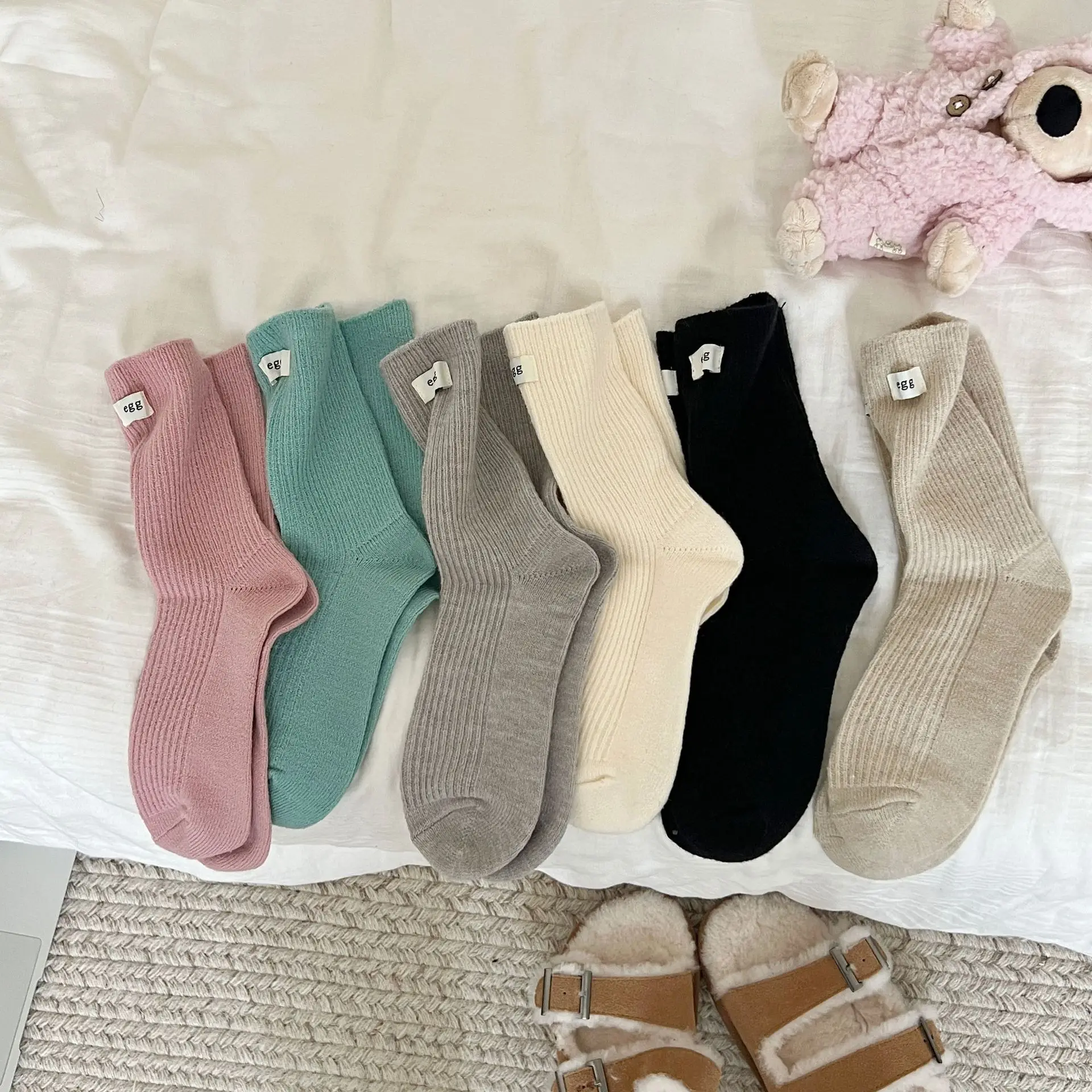 Women's Sock Autumn Winter Mid Tube Soft Look Beautiful Solid Color Striped Fashion Wool Comfortable Cloth Label Floor Socks
Women's Sock Autumn Winter Mid Tube Soft Look Beautiful Solid Color Striped Fashion Wool Comfortable Cloth Label Floor Socks