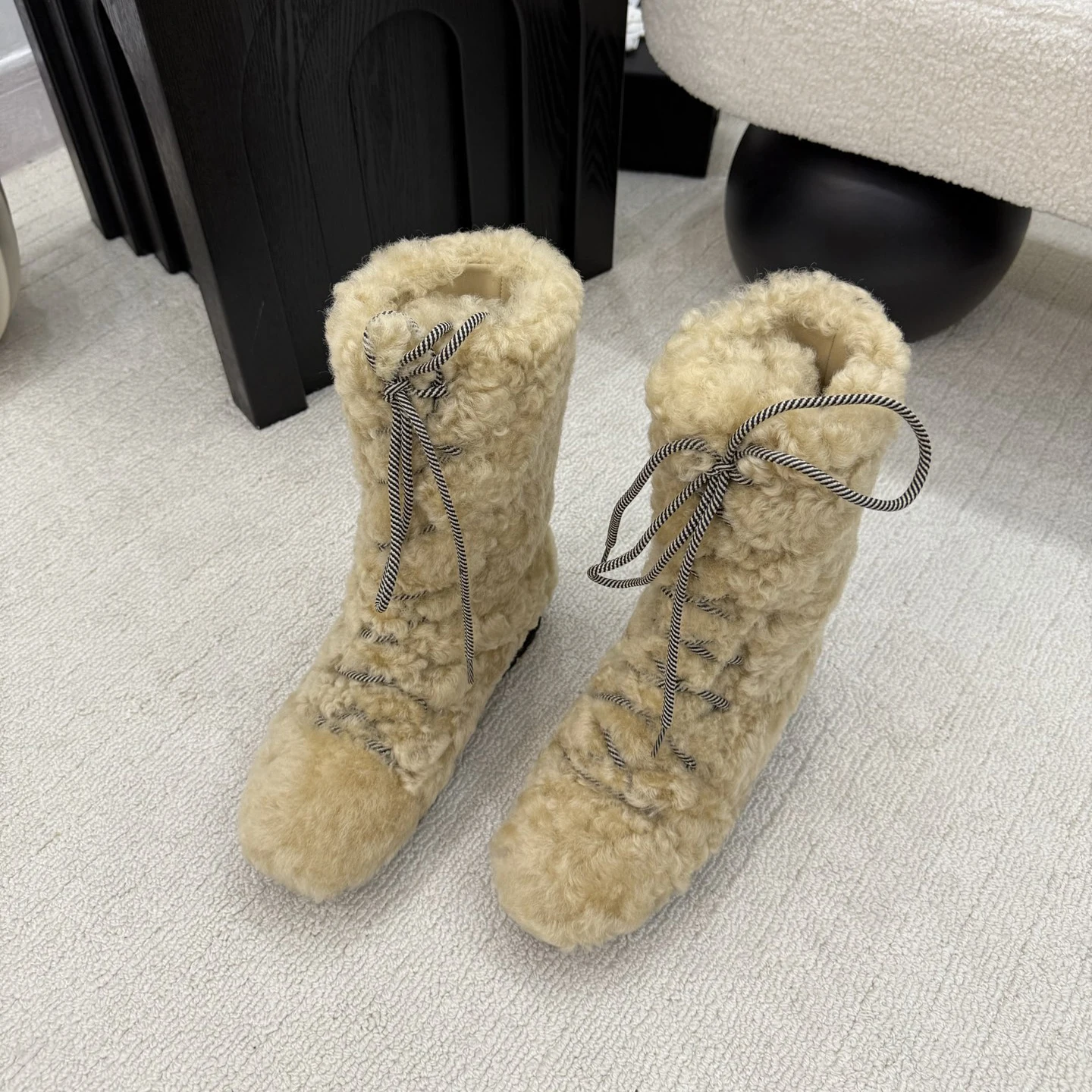 Hot Sale Retro-style drawstring slippers Women's Mid-Calf Boots Women's calf boots Shearling Snow Boots Luxe-Design Size 35-42
Hot Sale Retro-style drawstring slippers Women's Mid-Calf Boots Women's calf boots Shearling Snow Boots Luxe-Design Size 35-42