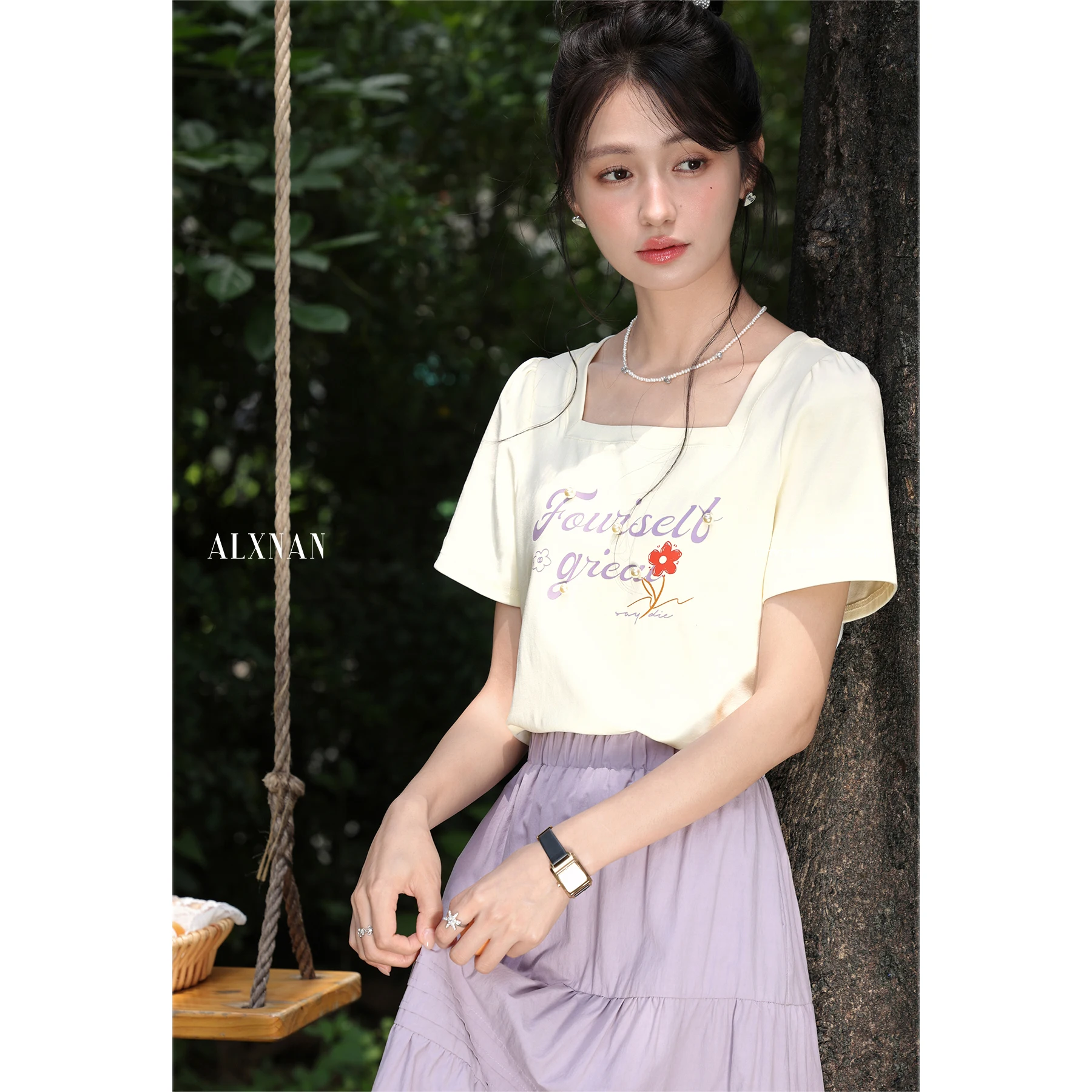 ALXNAN Women's Letter Printed T-Shirt White Square Neck Pearl Design Tees 2025 Summer Loose-fit Short Sleeve Tops Ladies L55822
ALXNAN Women's Letter Printed T-Shirt White Square Neck Pearl Design Tees 2025 Summer Loose-fit Short Sleeve Tops Ladies L55822