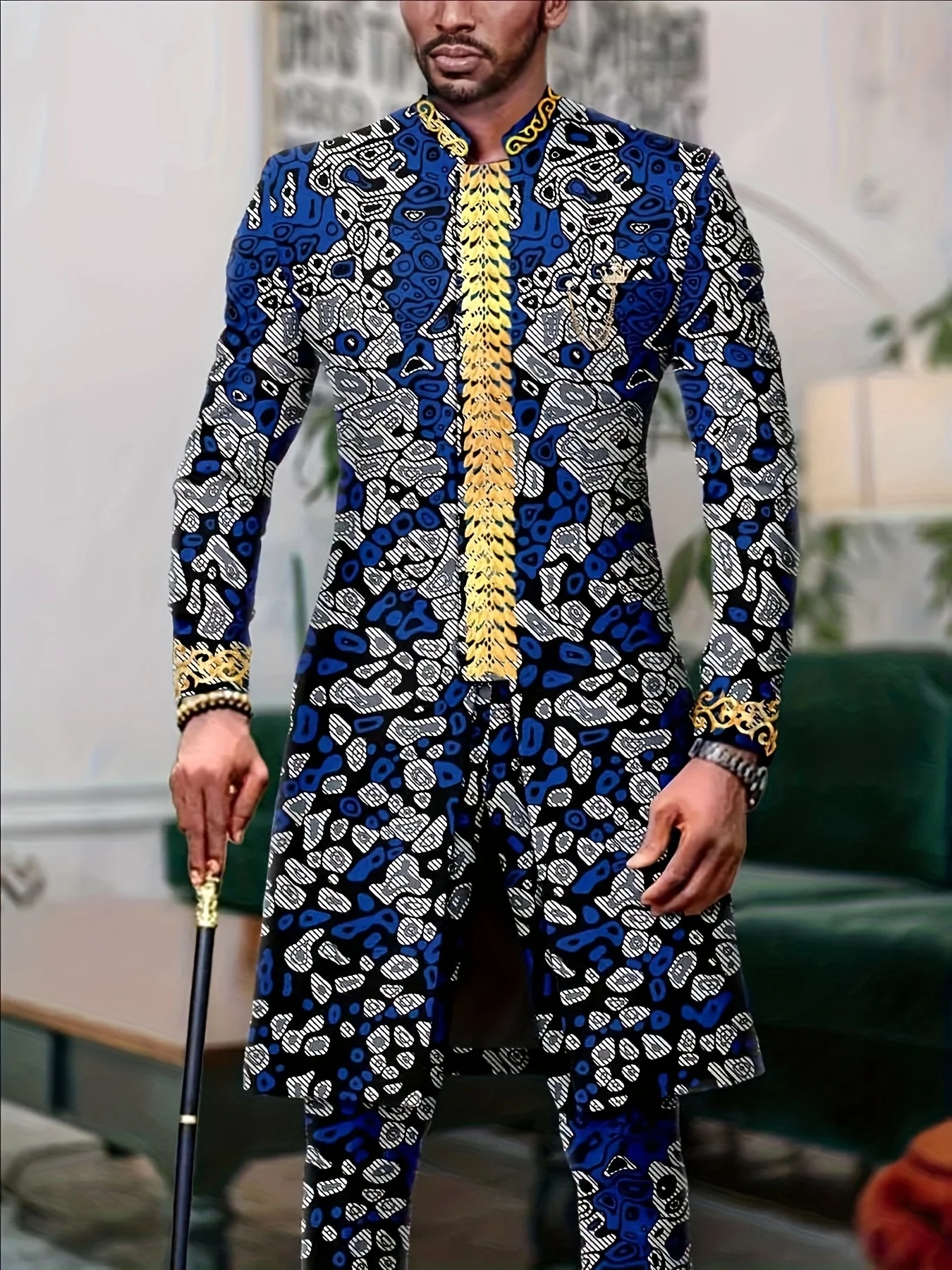 Мужской повседневный костюм-двойка с длинными рукавами, удлиненным пиджаком и брюками.
Мужской повседневный костюм-двойка с длинными рукавами, удлиненным пиджаком и брюками.