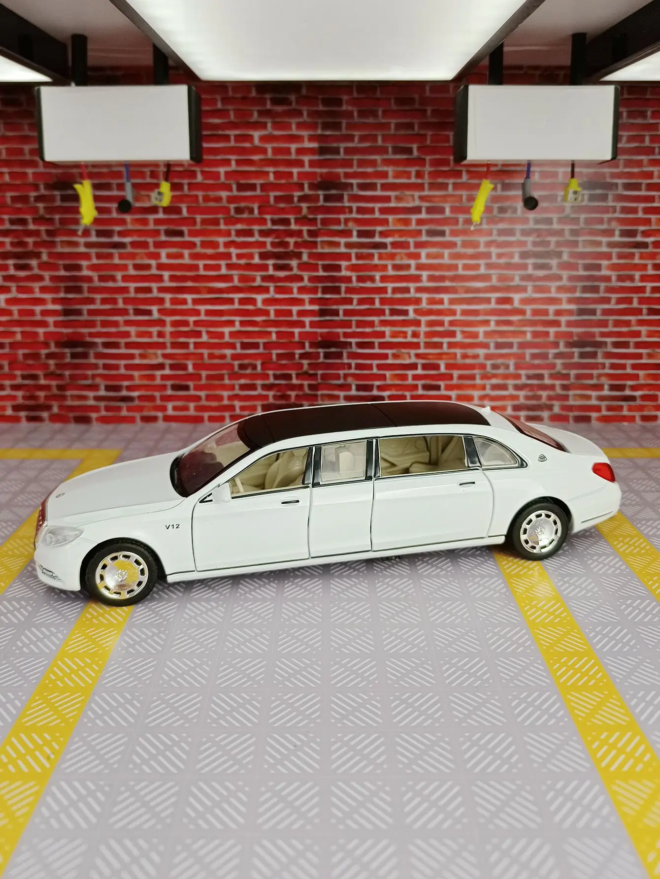 1:32 Extended version of business car boy warrior acousto-optic toy alloy car model with rich details fine workmanship 
1:32 Extended version of business car boy warrior acousto-optic toy alloy car model with rich details fine workmanship