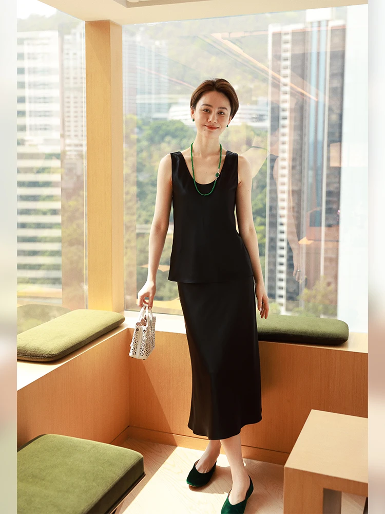 Комплект из шелковой юбки-рыбки и топа Ele: шелковый атлас, высокая талия, эластичный пояс, вырез под углом 45 градусов, для деловых встреч и повседневной носки.
Комплект из шелковой юбки-рыбки и топа Ele: шелковый атлас, высокая талия, эластичный пояс, вырез под углом 45 градусов, для деловых встреч и повседневной носки.