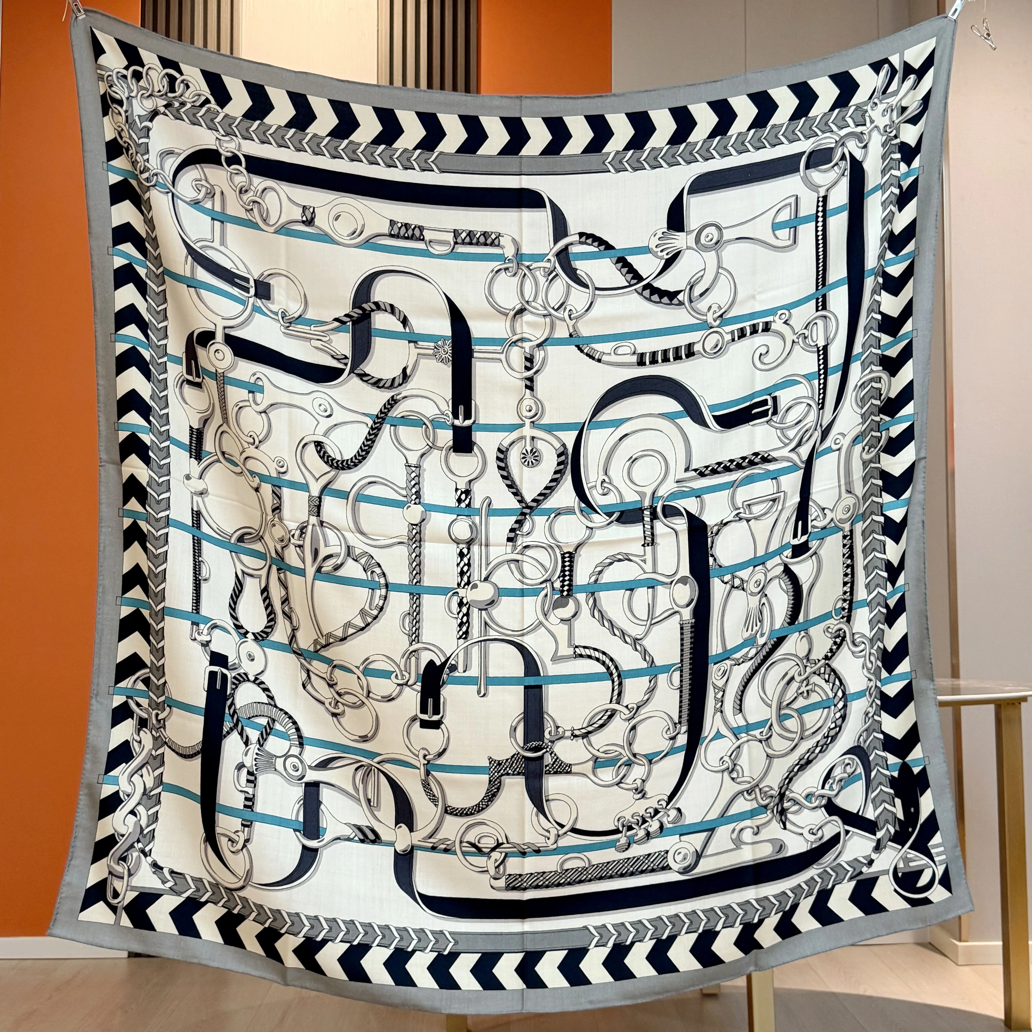 Horse gear pattern, 70% wool, 30% silk, women's scarf in the same color on both sides warm autumn and winter shawl and headscarf
Horse gear pattern, 70% wool, 30% silk, women's scarf in the same color on both sides warm autumn and winter shawl and headscarf