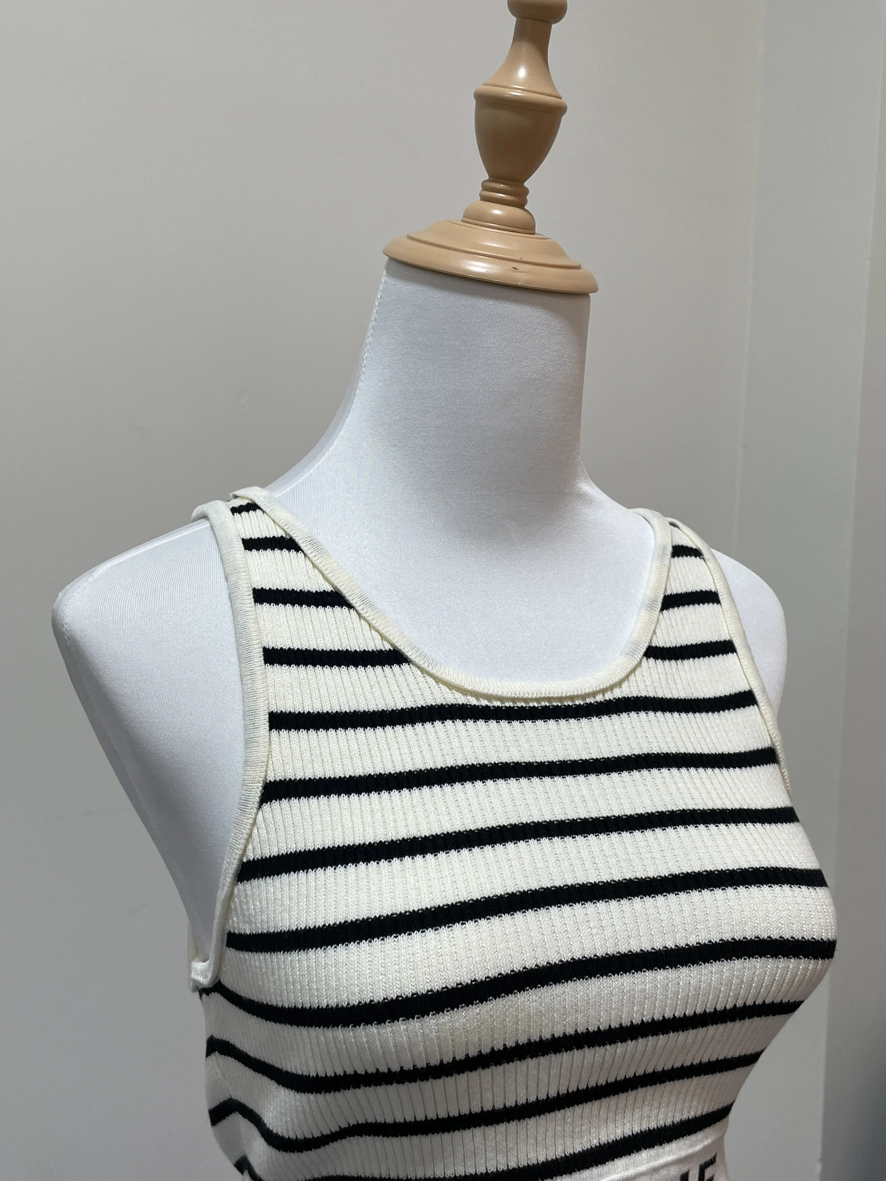 Summer New Women's Short Tank Top Y2K Women's Round Neck Stripe Sexy Women's Slim Fit Knitted Strap Tank Top
Summer New Women's Short Tank Top Y2K Women's Round Neck Stripe Sexy Women's Slim Fit Knitted Strap Tank Top