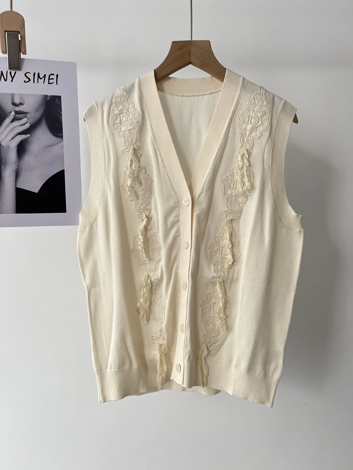 Summer new temperament sleeveless sweater beige knitted V-neck vest knitted cardigan women 081-0976
Summer new temperament sleeveless sweater beige knitted V-neck vest knitted cardigan women 081-0976