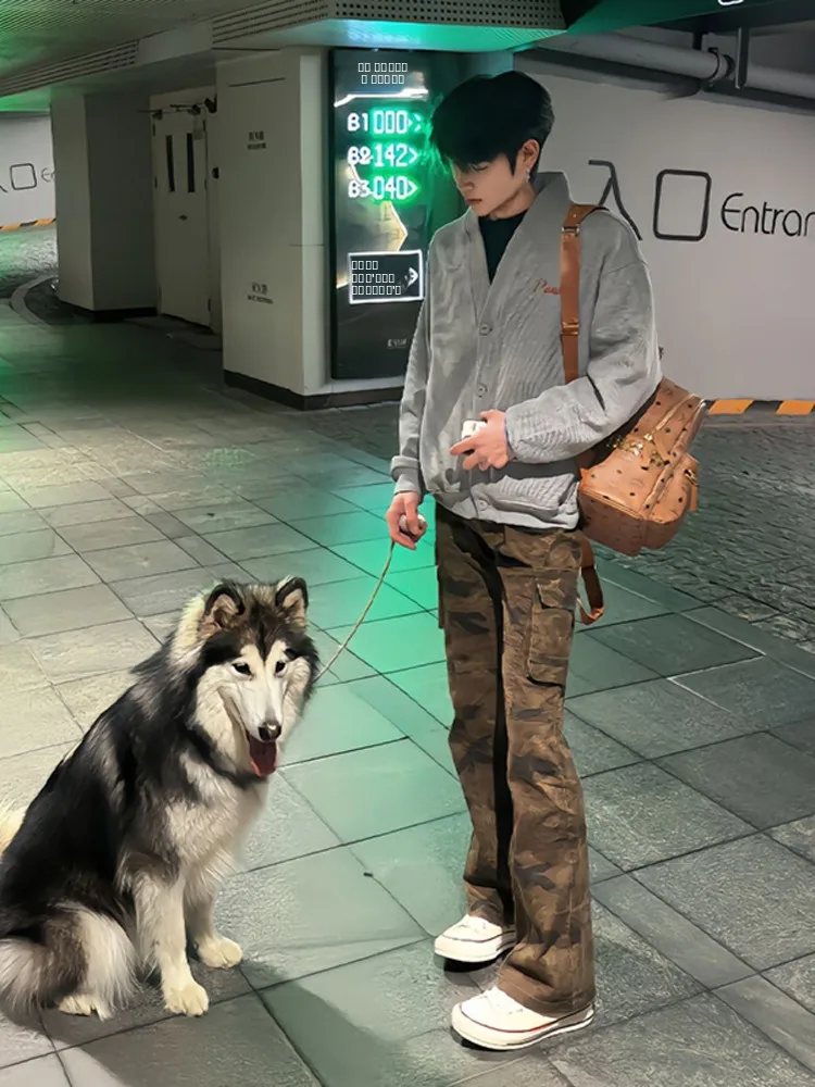 Американские камуфляжные рабочие брюки для мужчин, весенне-осенние, в стиле High Street Vibe, расклешенные, прямого кроя, широкие джинсы
Американские камуфляжные рабочие брюки для мужчин, весенне-осенние, в стиле High Street Vibe, расклешенные, прямого кроя, широкие джинсы