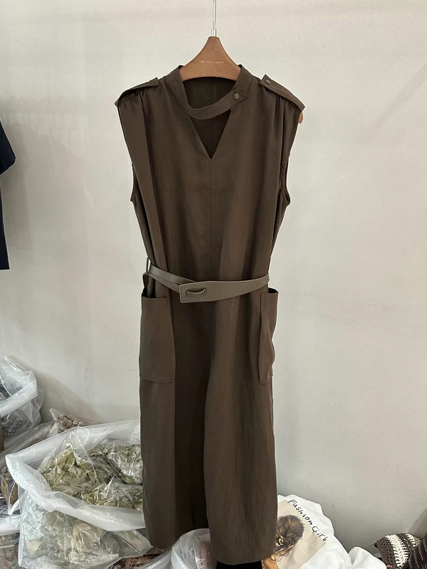 Casual Sleeveless Hollow out Belted Stand Collar Dress Women's Fashionable Summer 2026 High Waist Loose Fit X Version
Casual Sleeveless Hollow out Belted Stand Collar Dress Women's Fashionable Summer 2026 High Waist Loose Fit X Version