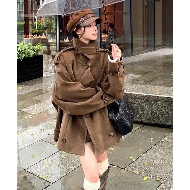 Коричневый дизайн Sense Замшевая маленькая куртка с воротником-стойкой для женщин 2023 Осень и зима Новое свободное корейское свободное повседневное пальто в стиле ретро
Коричневый дизайн Sense Замшевая маленькая куртка с воротником-стойкой для женщин 2023 Осень и зима Новое свободное корейское свободное повседневное пальто в стиле ретро