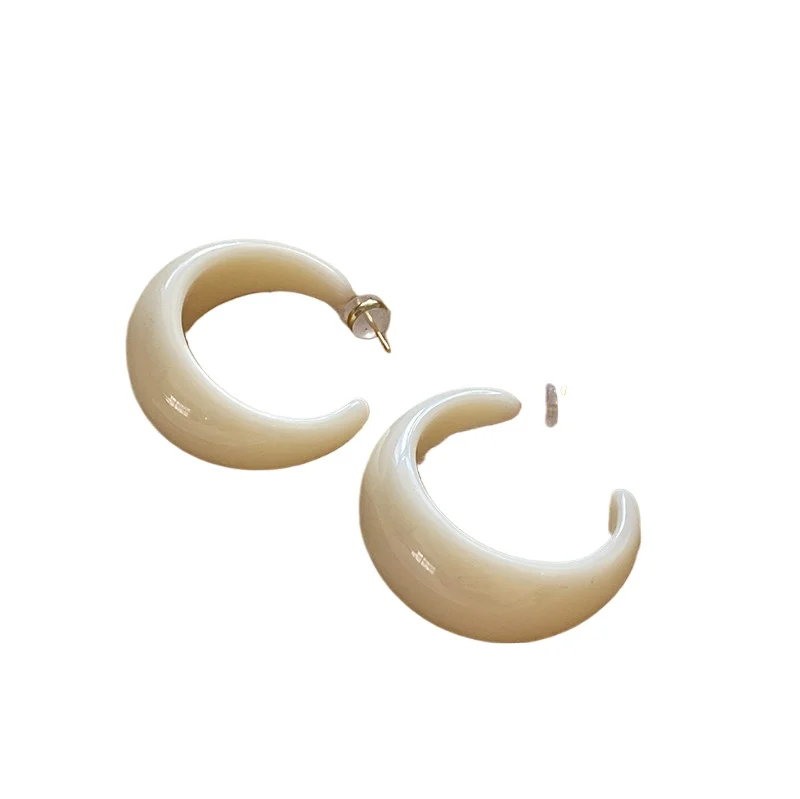 Европейские и американские белые серьги, большие серьги-гвоздики высокого класса, простая атмосфера, преувеличенные широкие круглые серьги.
Европейские и американские белые серьги, большие серьги-гвоздики высокого класса, простая атмосфера, преувеличенные широкие круглые серьги.