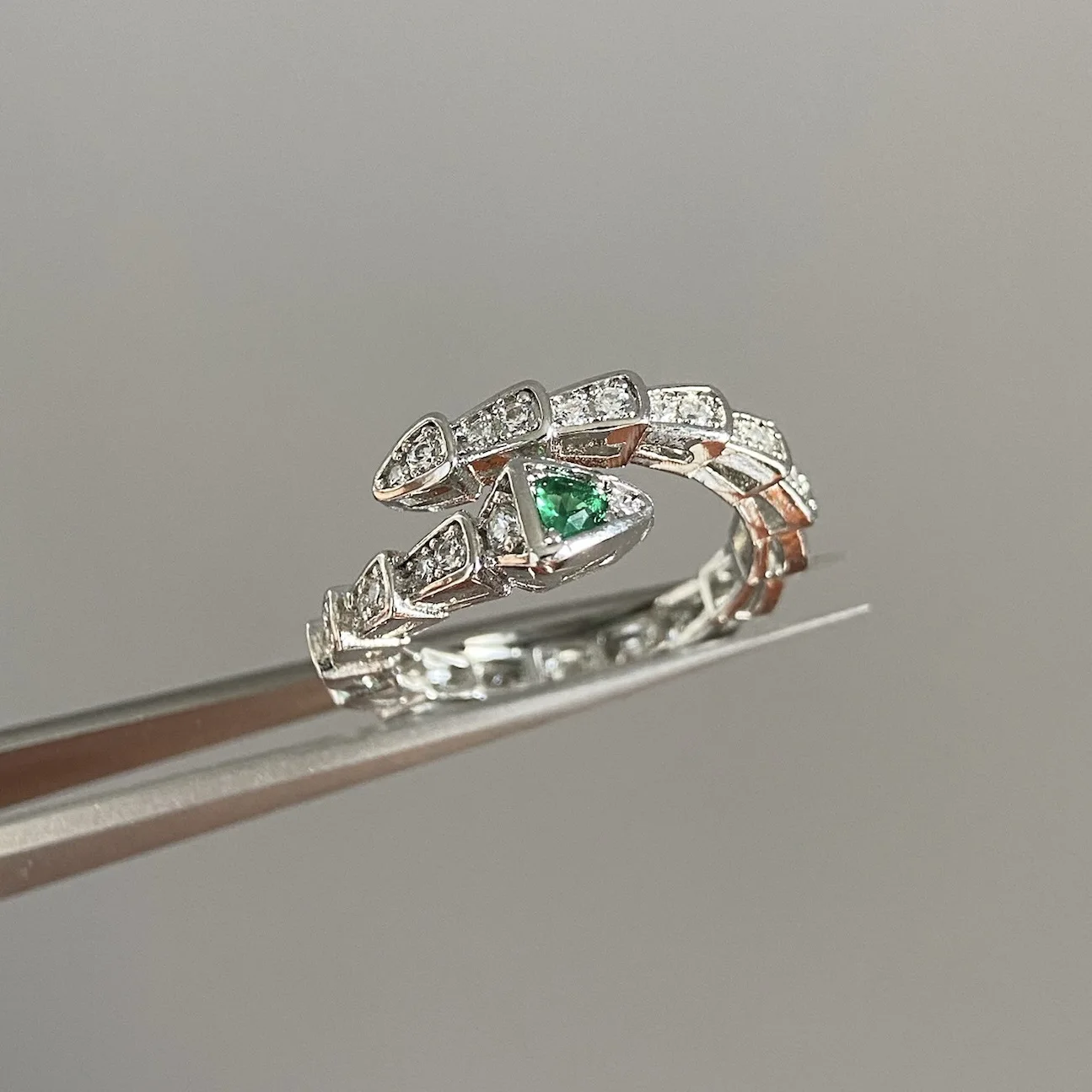 Кольцо света и космоса 2026, плотное открытое кольцо с камнями, светящийся интервал, фокусированная блестка
Кольцо света и космоса 2026, плотное открытое кольцо с камнями, светящийся интервал, фокусированная блестка