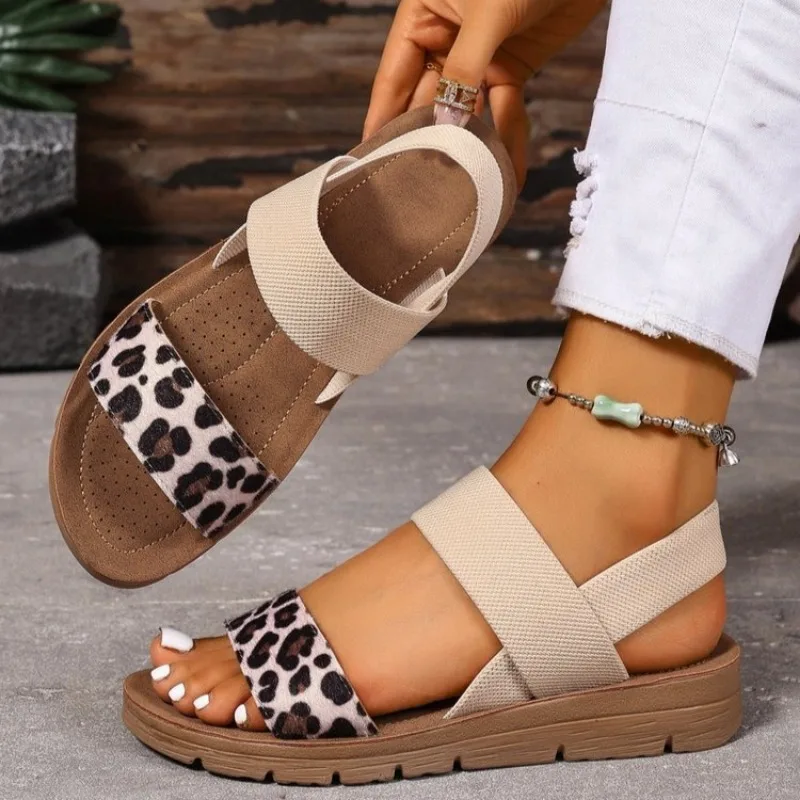 Женские летние сандалии на танкетке с леопардовым принтом, однотонные шлепанцы на толстой подошве, женские римские сандалии 2
Женские летние сандалии на танкетке с леопардовым принтом, однотонные шлепанцы на толстой подошве, женские римские сандалии 2