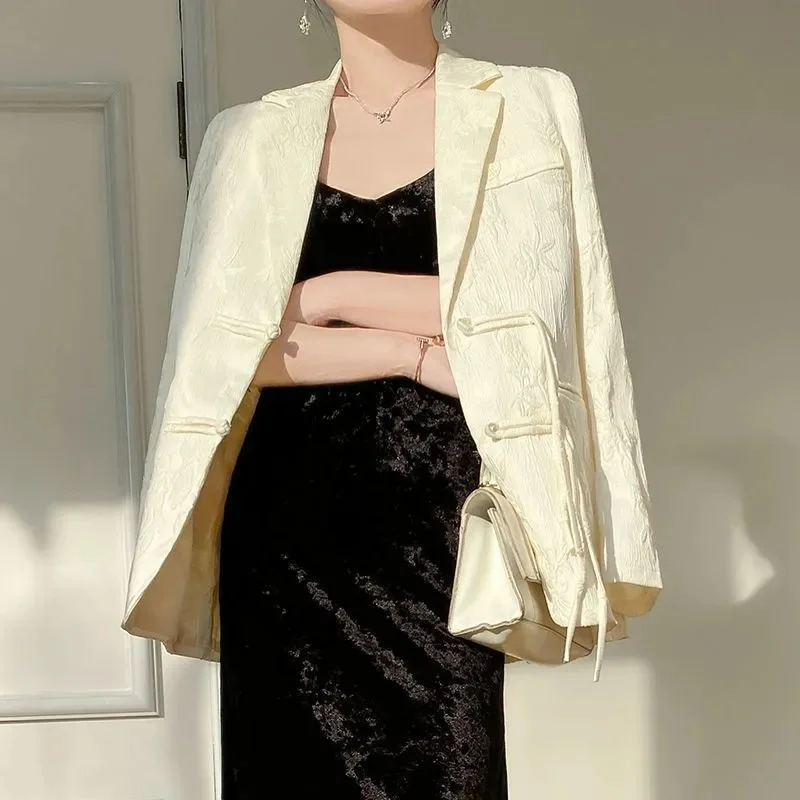 Новый женский шелковый костюм-пиджак из тутового шелка с китайским жаккардовым узором, корейская версия, лето 2026, с застежкой-пряжкой, укороченный блейзер
Новый женский шелковый костюм-пиджак из тутового шелка с китайским жаккардовым узором, корейская версия, лето 2026, с застежкой-пряжкой, укороченный блейзер