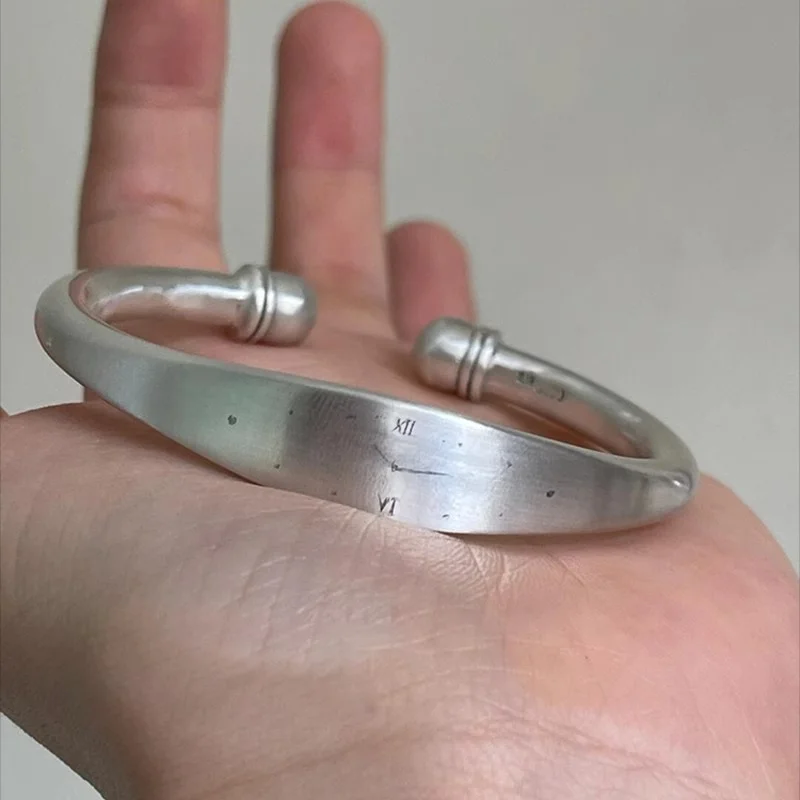 Fashion Antique Silver Plated Shiny Clock Engraved Bracelet for Men and Women Exquisite Vintage Made Open Mouth Bracelet
Fashion Antique Silver Plated Shiny Clock Engraved Bracelet for Men and Women Exquisite Vintage Made Open Mouth Bracelet