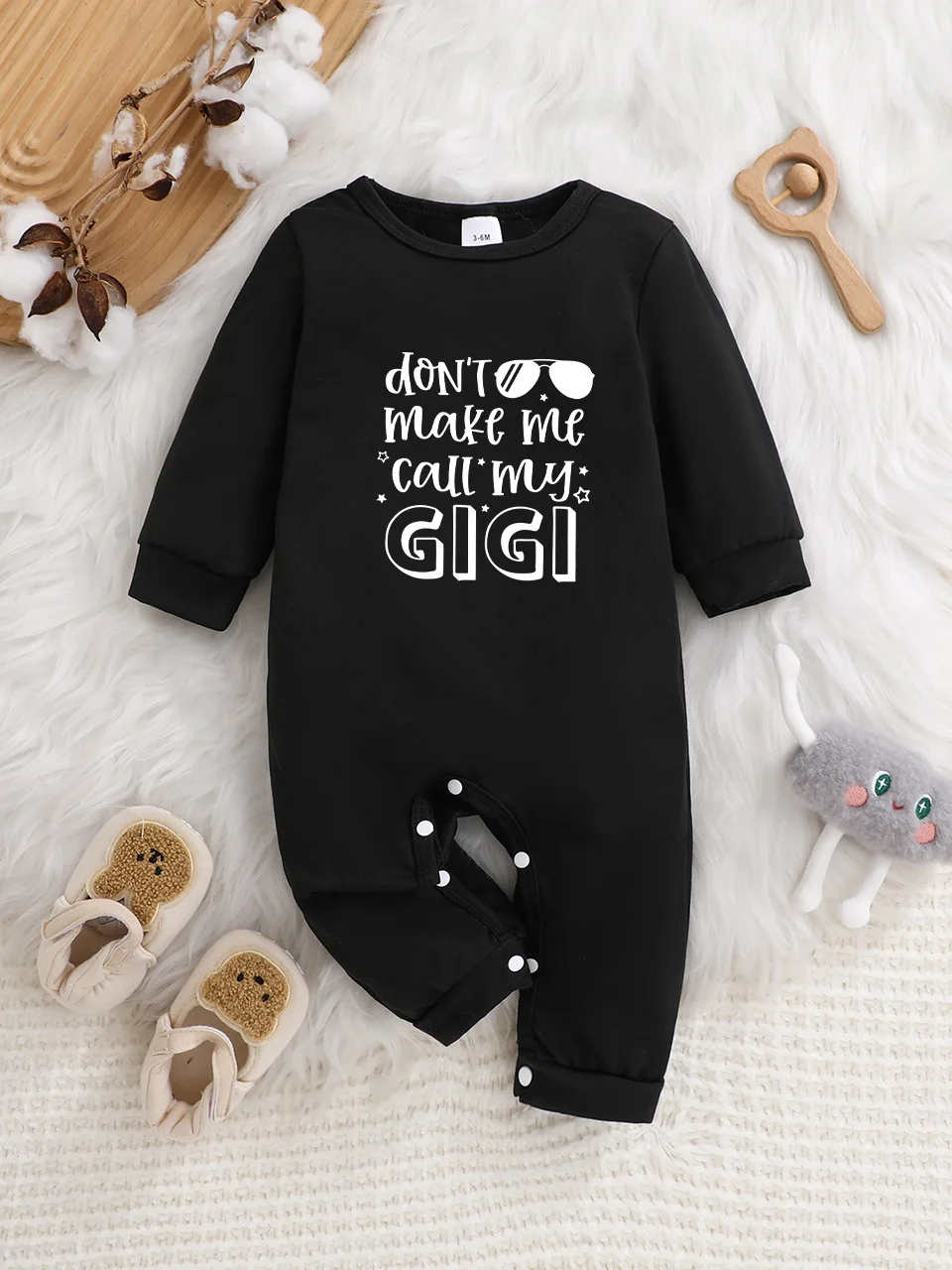 A baby long-sleeved onesie with interesting letter prints. It features a buttoned design for easy putting on and taking off
A baby long-sleeved onesie with interesting letter prints. It features a buttoned design for easy putting on and taking off