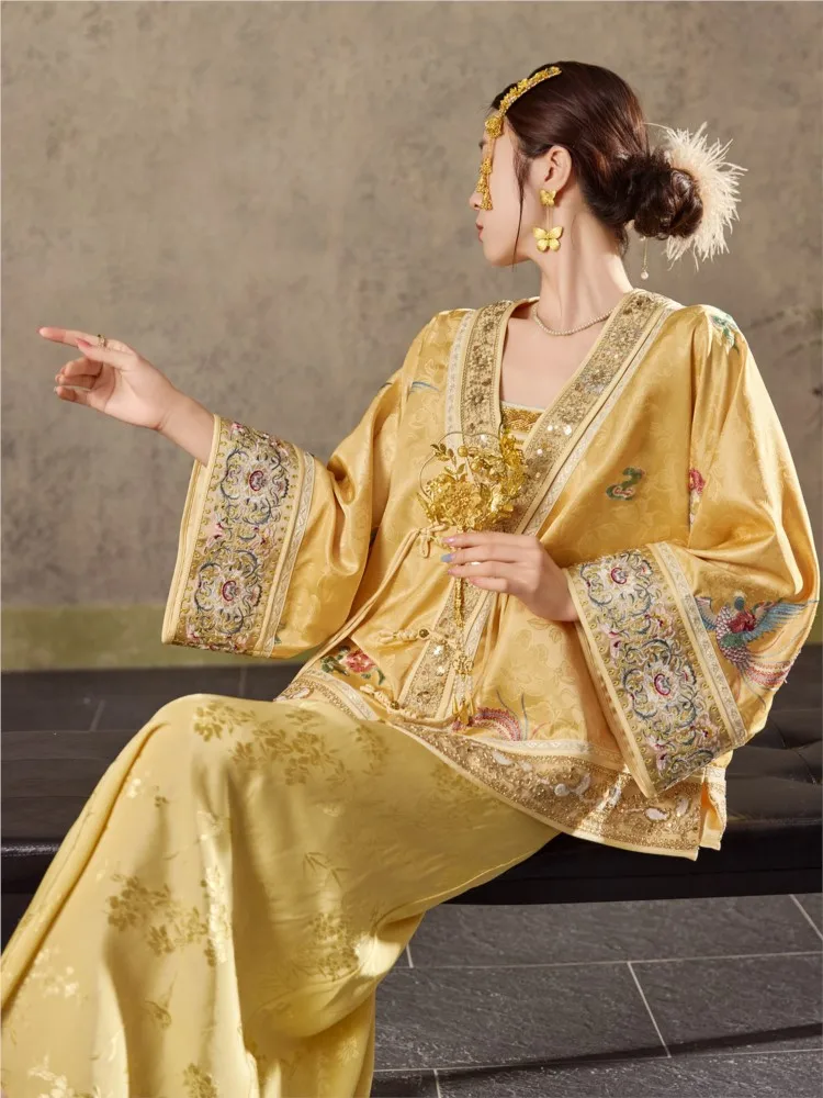 New Chinese-style heavy sequined embroidery light luxury top traditional Chinese style fashionable collar elegant coat for women
New Chinese-style heavy sequined embroidery light luxury top traditional Chinese style fashionable collar elegant coat for women