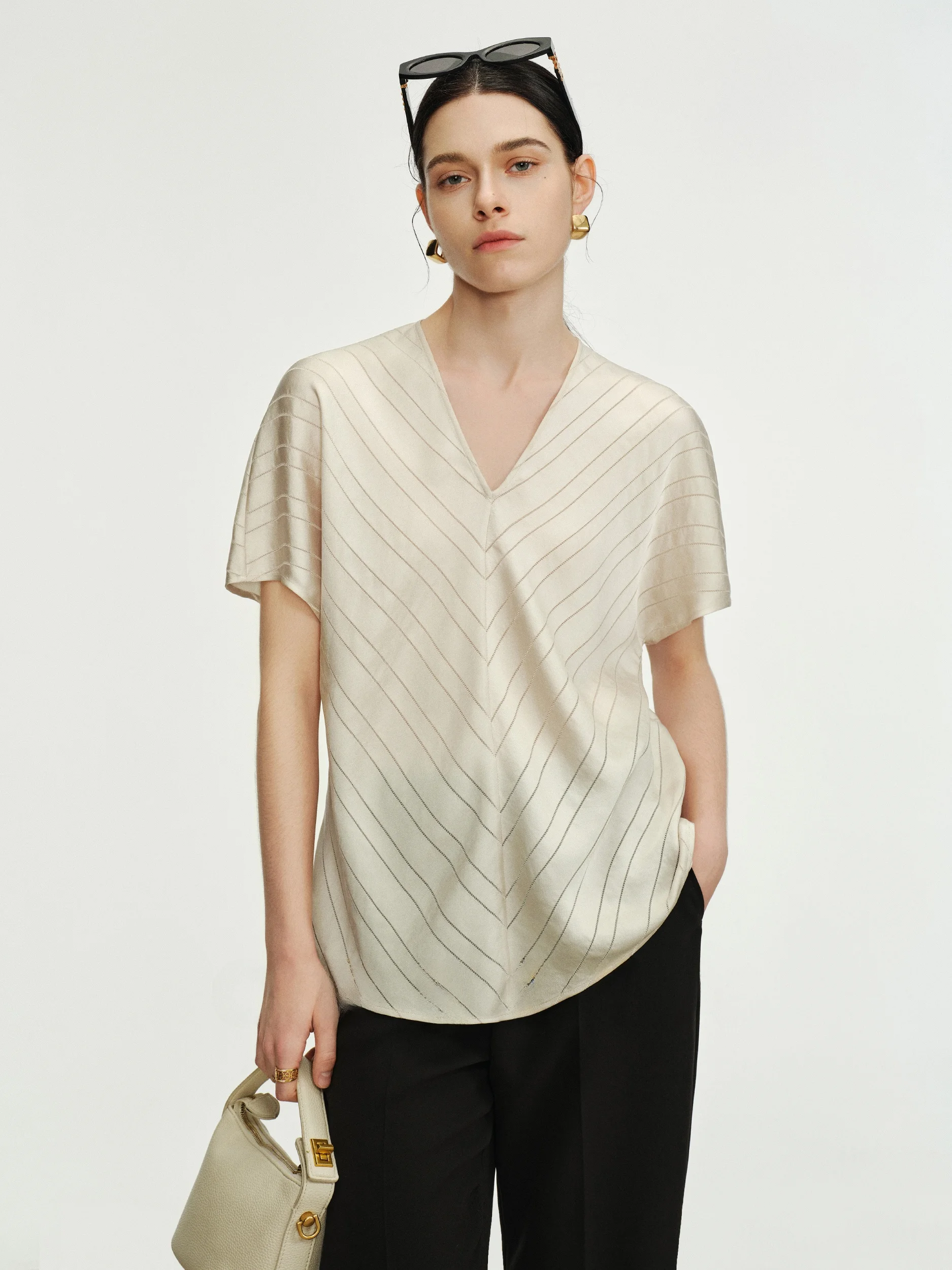 Легкий летний женский топ CA Ele Line из ацетата с V-образным вырезом и утягивающим эффектом на талии, размер S
Легкий летний женский топ CA Ele Line из ацетата с V-образным вырезом и утягивающим эффектом на талии, размер S