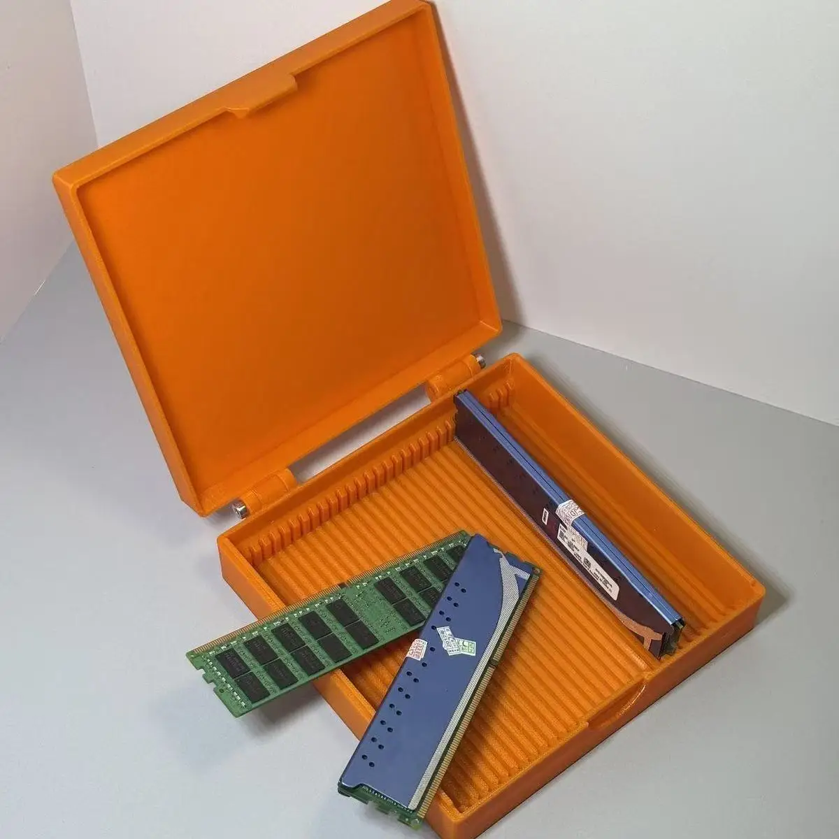 Desktop computer memory module storage box | 30-pack | Covered vest-style memory module storage box.
Desktop computer memory module storage box | 30-pack | Covered vest-style memory module storage box.