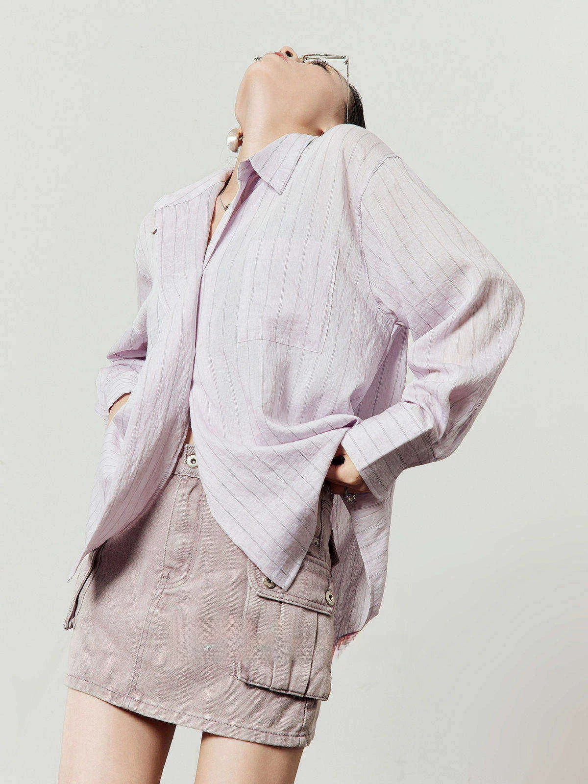 Свободная повседневная фиолетовая рубашка для женщин, новинка весенней коллекции, асимметричный дизайн, в полоску, удобная свободная посадка, на пуговицах, для повседневной носки
Свободная повседневная фиолетовая рубашка для женщин, новинка весенней коллекции, асимметричный дизайн, в полоску, удобная свободная посадка, на пуговицах, для повседневной носки