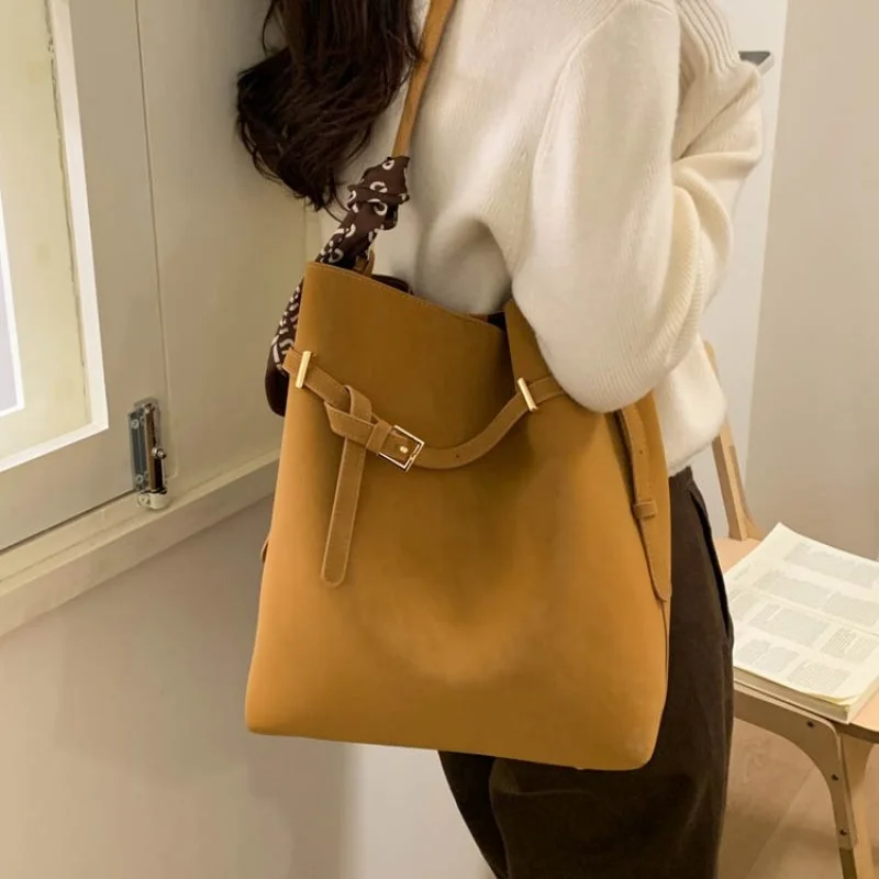 Высококачественная женская модная кожаная большая сумка Париж Популярная элегантная женская повседневная винтажная сумка через плечо
Высококачественная женская модная кожаная большая сумка Париж Популярная элегантная женская повседневная винтажная сумка через плечо