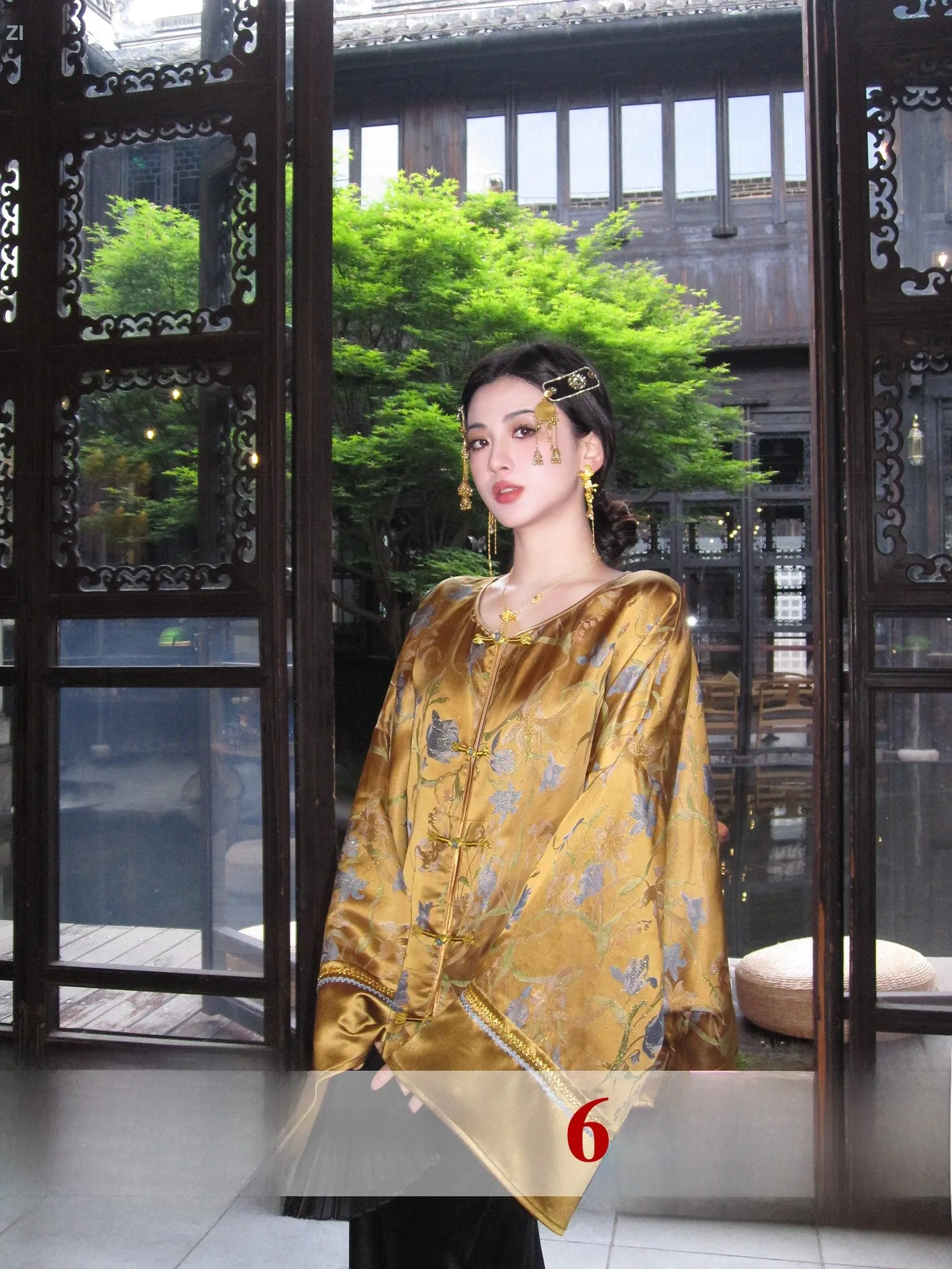 Женская шелковая куртка-жакет Moss Studio с золотой вышивкой в виде ириса, круглый вырез, свободный крой, для повседневной носки
Женская шелковая куртка-жакет Moss Studio с золотой вышивкой в виде ириса, круглый вырез, свободный крой, для повседневной носки