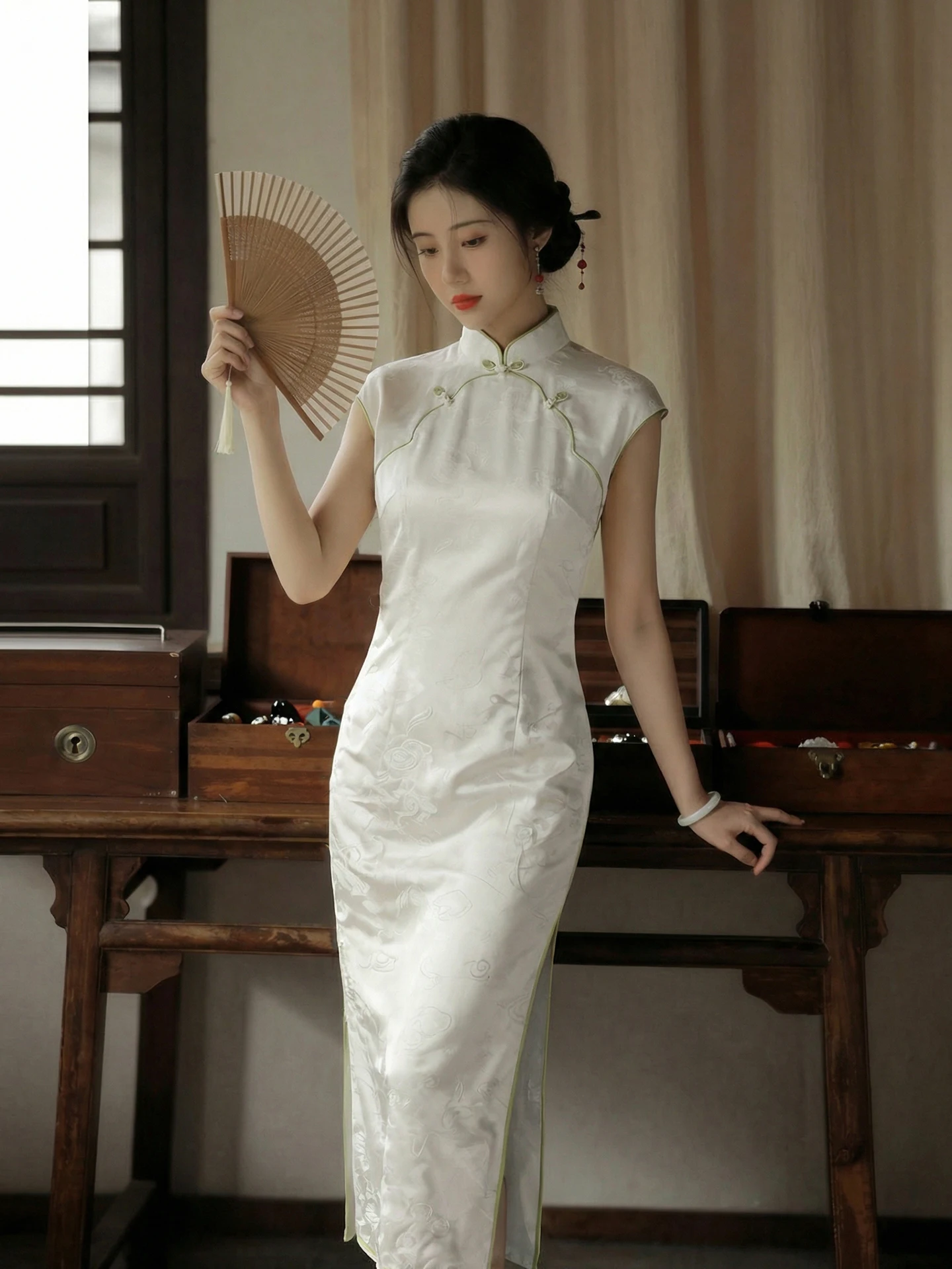 2026 Spring New Style White Breathable Sleeveless Stand Collar Slit Long Qipao Dress Women's Fashion Retro Silk Gown
2026 Spring New Style White Breathable Sleeveless Stand Collar Slit Long Qipao Dress Women's Fashion Retro Silk Gown
