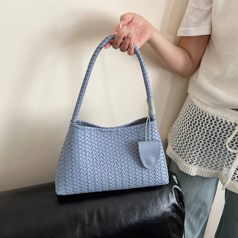Chic Woven Faux Leather Handbag Shoulder Bag with Matching Charm Detail Stylish Underarm Tote Purses for Women Daily Work Travel
Chic Woven Faux Leather Handbag Shoulder Bag with Matching Charm Detail Stylish Underarm Tote Purses for Women Daily Work Travel