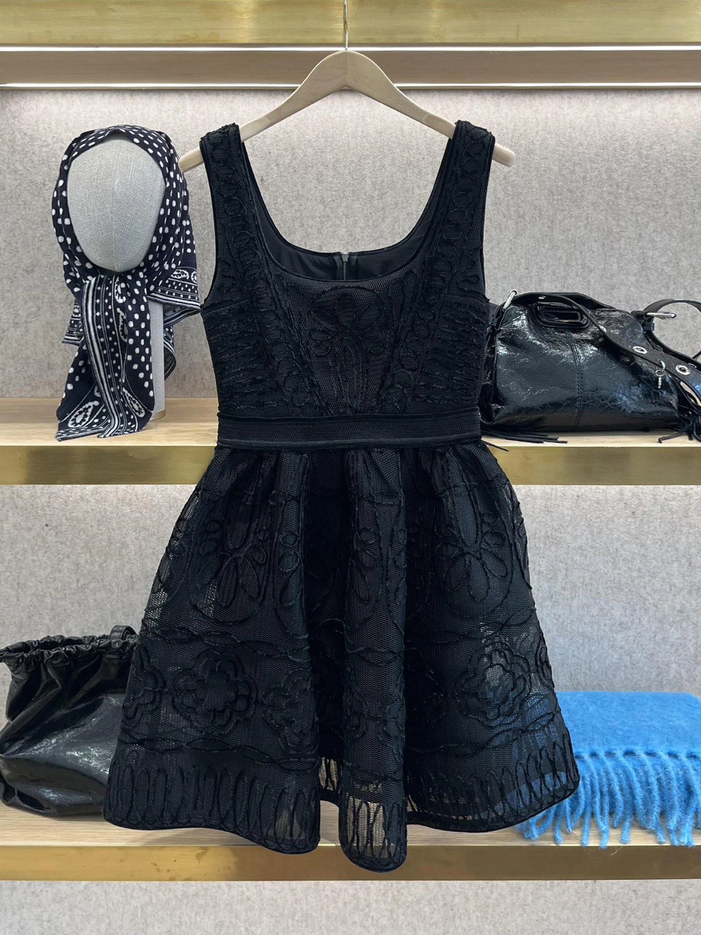 Elegant Embroidered Mesh Strap Vest Dress High Waist mid Thickness Sleeveless Standard Fit A-Line Silhouette Daily Wear
Elegant Embroidered Mesh Strap Vest Dress High Waist mid Thickness Sleeveless Standard Fit A-Line Silhouette Daily Wear