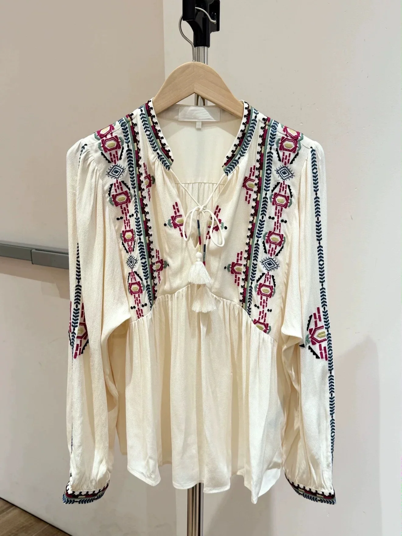 Bohemian Ethnic Style Women's Shirt Spring Vacation Top Breathable Comfortable V-neck Long Sleeve Casual Fashion Trend
Bohemian Ethnic Style Women's Shirt Spring Vacation Top Breathable Comfortable V-neck Long Sleeve Casual Fashion Trend