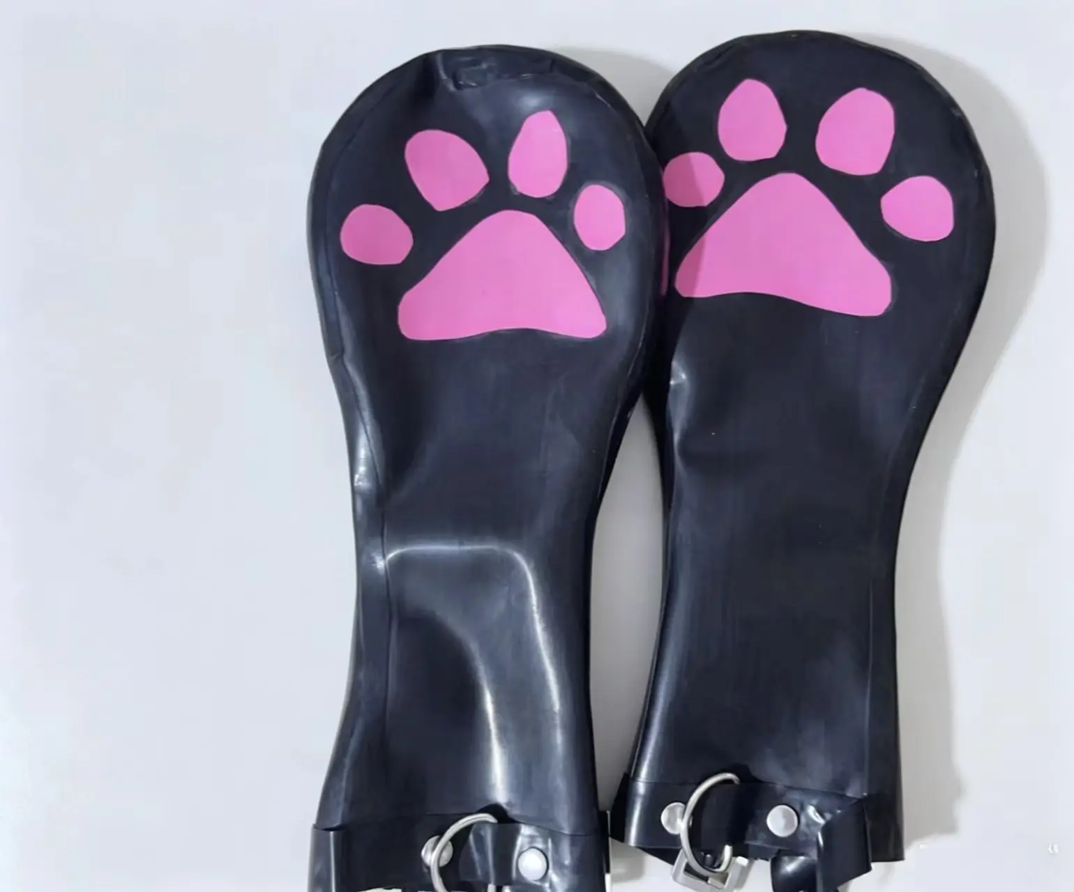 Unisex Black with Pink Cat's Paws Latex Hand Bondage Boxing Gloves w/o Finger Tight Back Zipper 0.4mm Halloween Party Outfit
Unisex Black with Pink Cat's Paws Latex Hand Bondage Boxing Gloves w/o Finger Tight Back Zipper 0.4mm Halloween Party Outfit