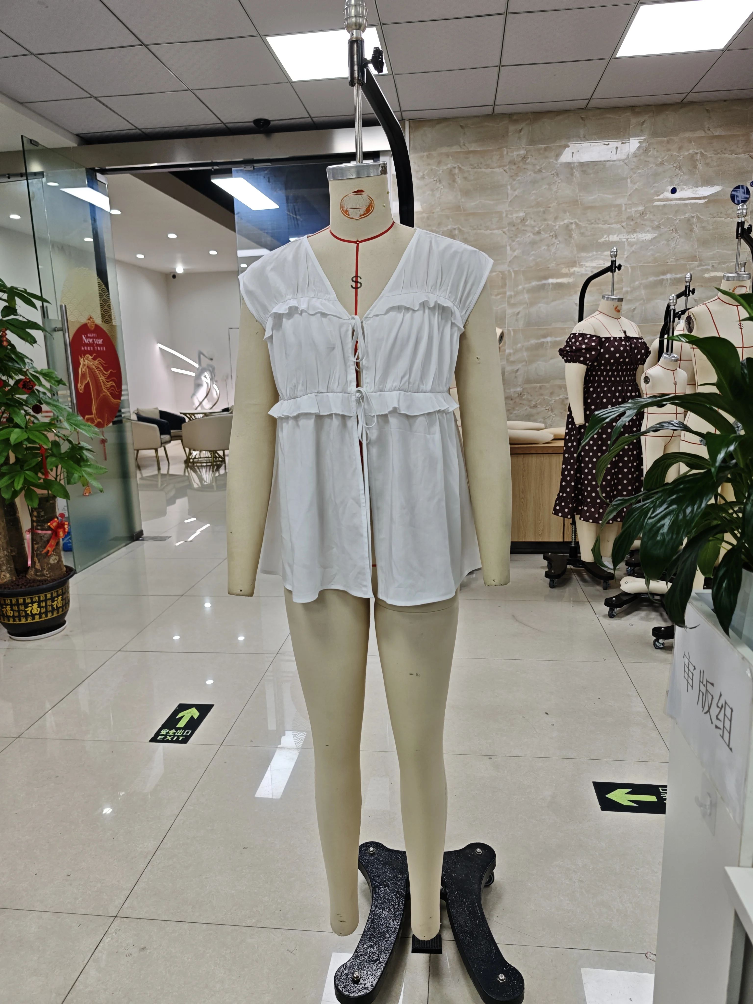 Women Cap Sleeve Shirts Solid Color Ruffles Front Tie-Up Blouses Summer Casual Tops Streetwear
Women Cap Sleeve Shirts Solid Color Ruffles Front Tie-Up Blouses Summer Casual Tops Streetwear