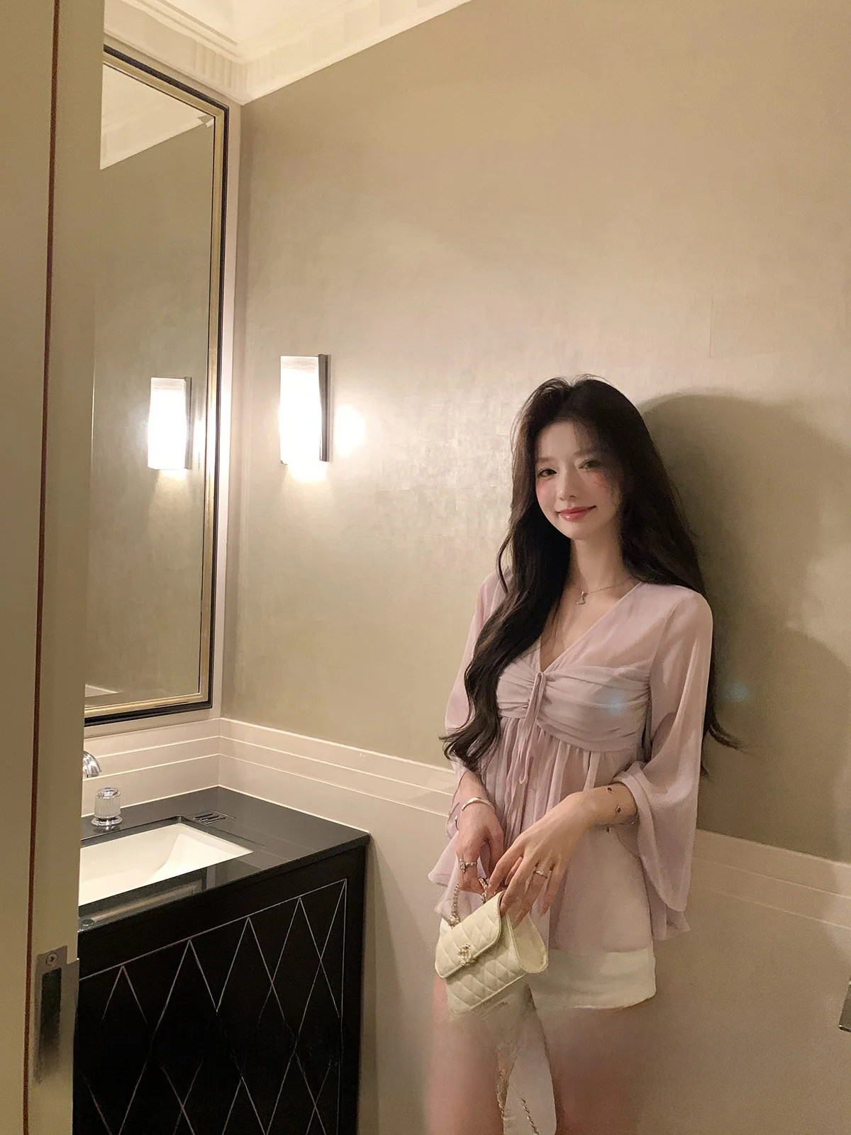 Yoyozhang Berlin Daydr Gentle Wind Chiffon irt Women Summer Bell Sve V-ne Top Korean Sle Loose Fit Long Sve
Yoyozhang Berlin Daydr Gentle Wind Chiffon irt Women Summer Bell Sve V-ne Top Korean Sle Loose Fit Long Sve
