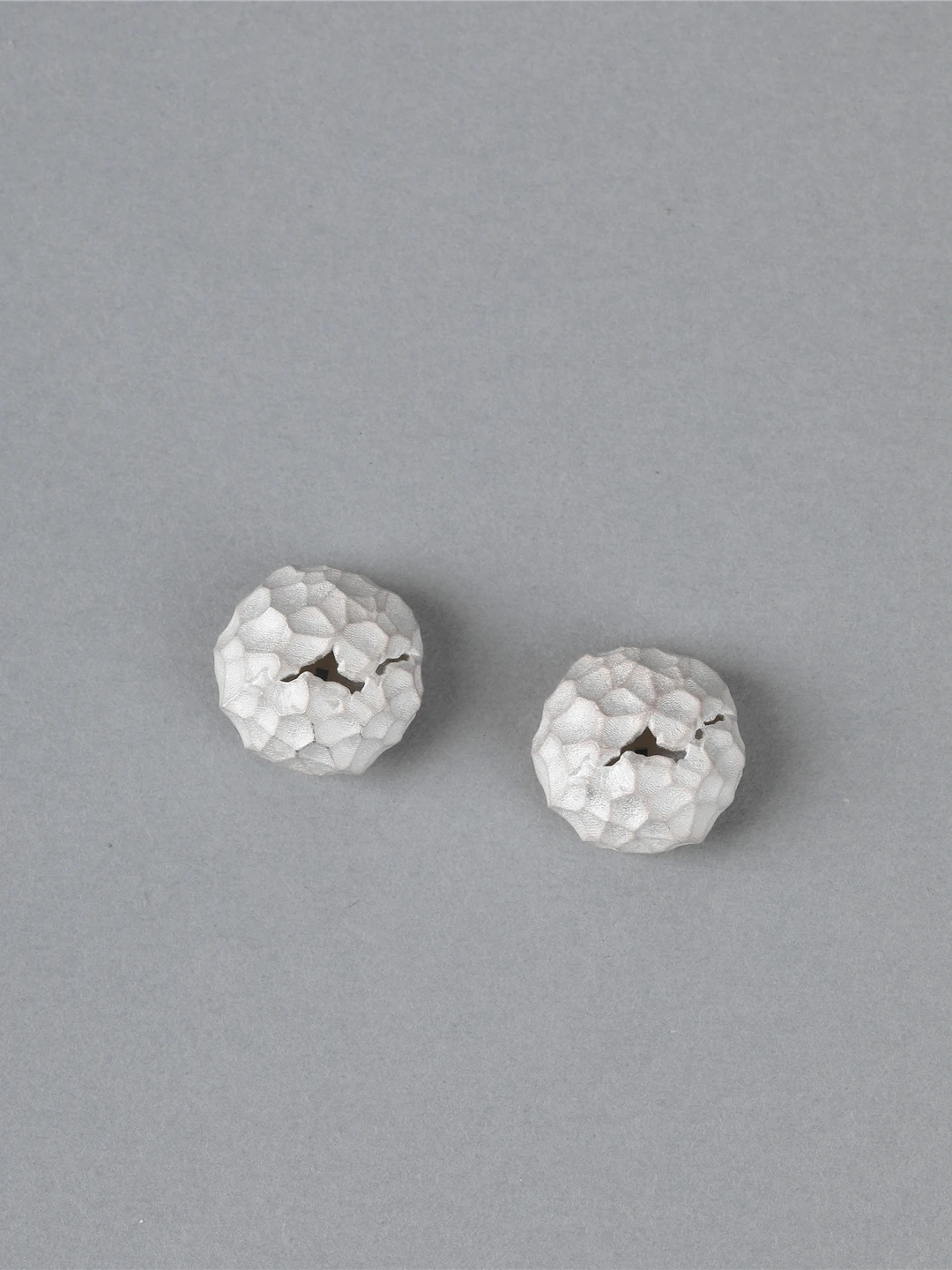 Fanling Hammered Rock Stud Earrings Silver 925 Vintage Luxury Fashionable Unisex Handmade Circular Ear Jewelry
Fanling Hammered Rock Stud Earrings Silver 925 Vintage Luxury Fashionable Unisex Handmade Circular Ear Jewelry
