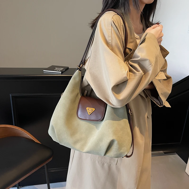 Классическая дизайнерская сумка-тоут с элегантными линиями и логотипом, вместительными отделениями, подходит для использования в качестве сумки для подгузников.
Классическая дизайнерская сумка-тоут с элегантными линиями и логотипом, вместительными отделениями, подходит для использования в качестве сумки для подгузников.