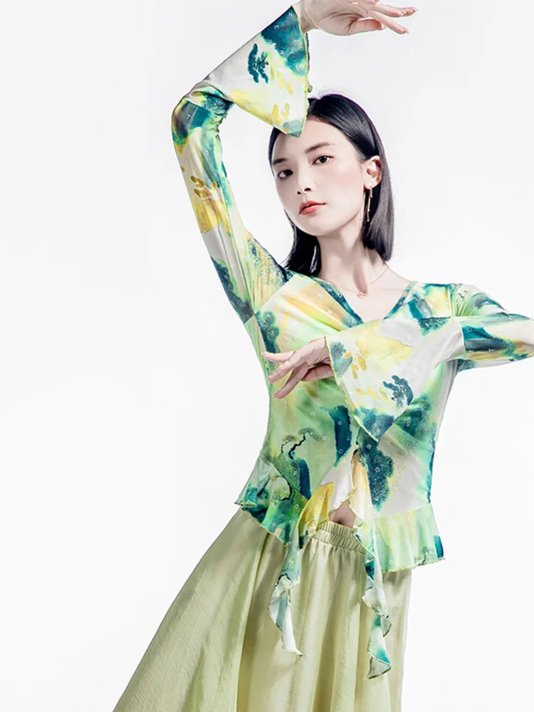 Tie-Dye V-Neck Ballet Top with Drawstring Waist – Flared Bell Sleeves, Slim Fit, Artistic Dancewear for Stage Performance
Tie-Dye V-Neck Ballet Top with Drawstring Waist – Flared Bell Sleeves, Slim Fit, Artistic Dancewear for Stage Performance
